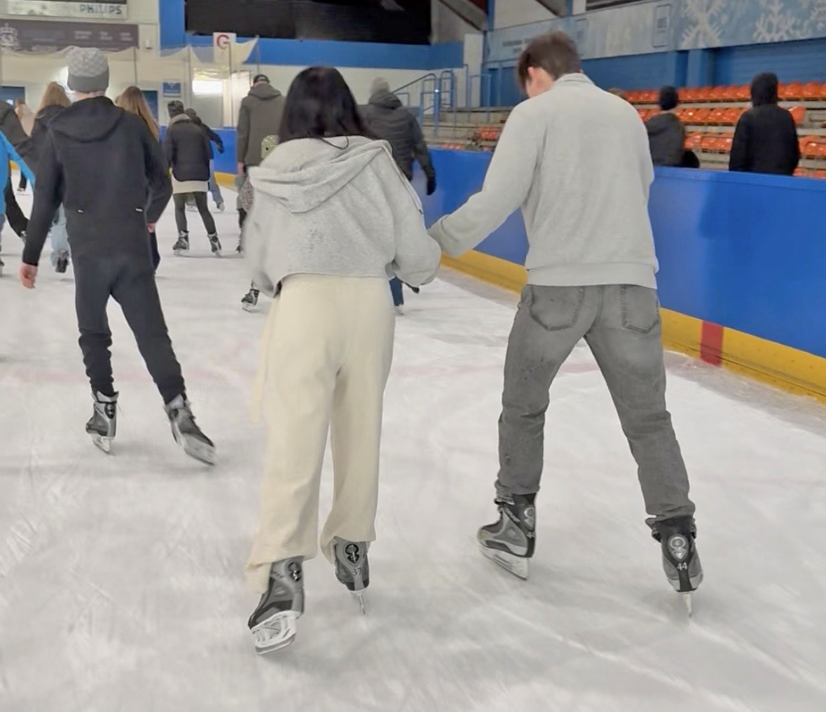 Jugendliche in der Eishalle auf Schlittschuhen