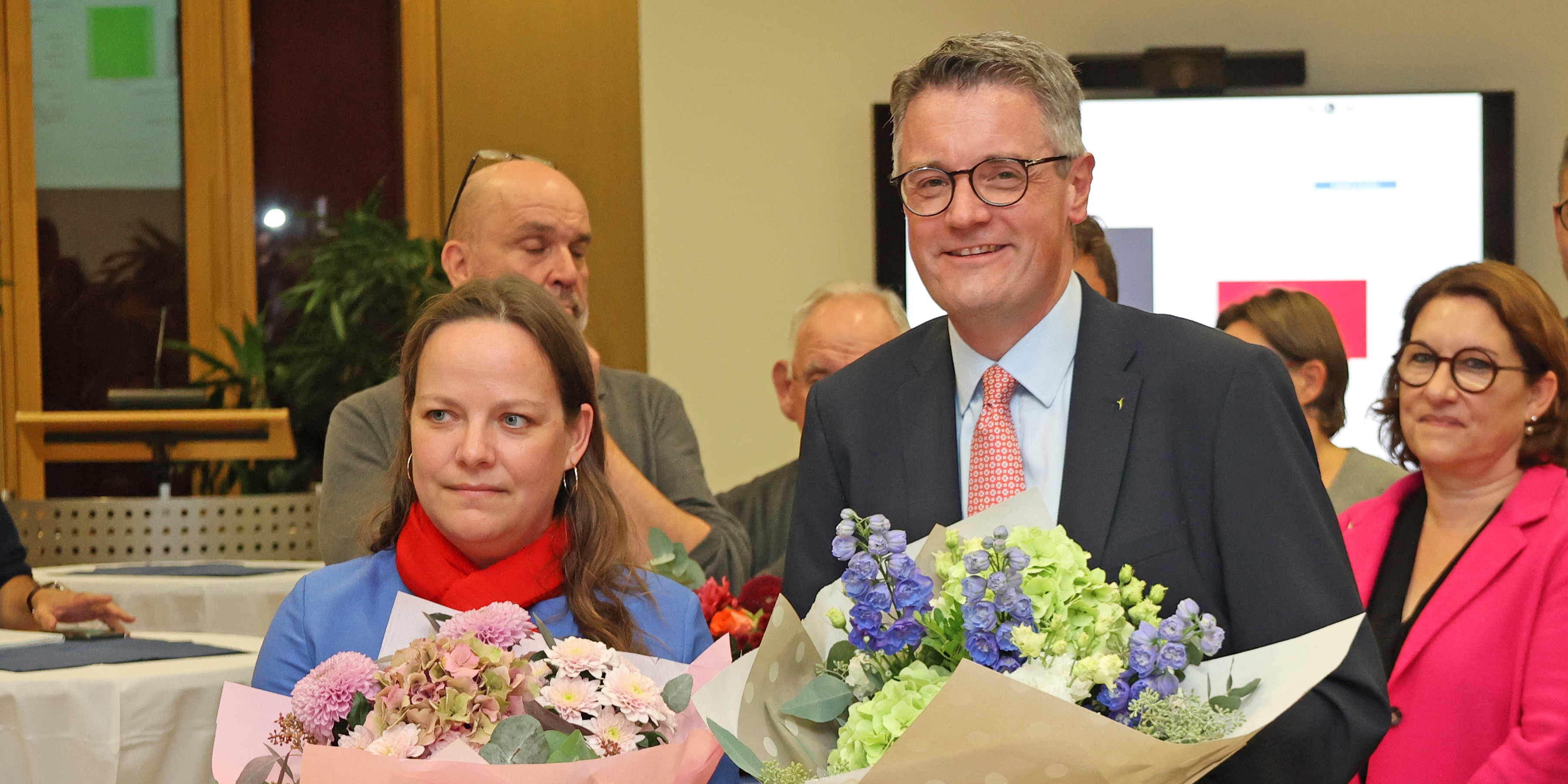 Dr. Tim Grüttemeier (CDU) bleibt Städteregionsrat. Er konnte 62,5 Prozent der Stimmen auf sich vereinigen. Seine Herausforderin, Janine Köster (SPD), bekam 37,5 Prozent der Stimmen.