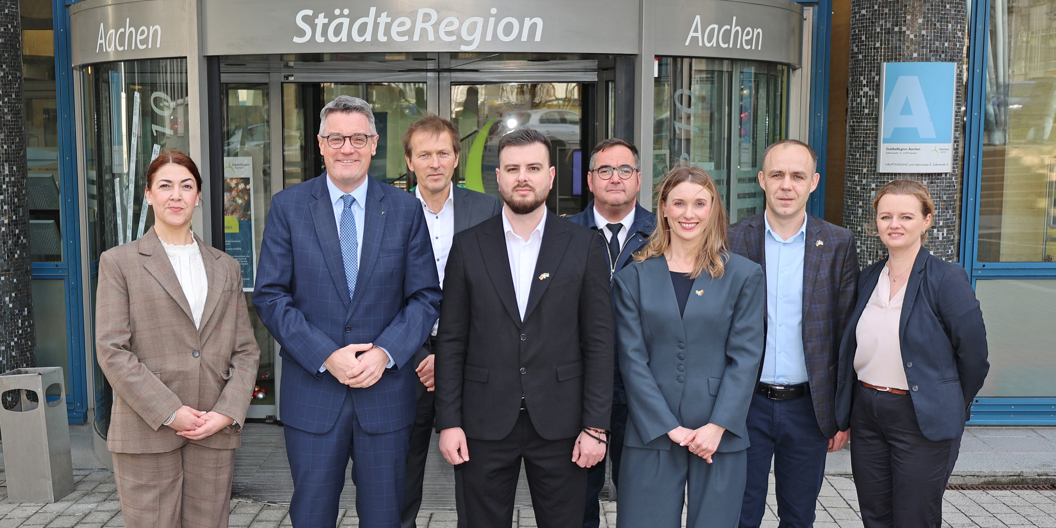 Mehrere Leute vor einem Gebäude.