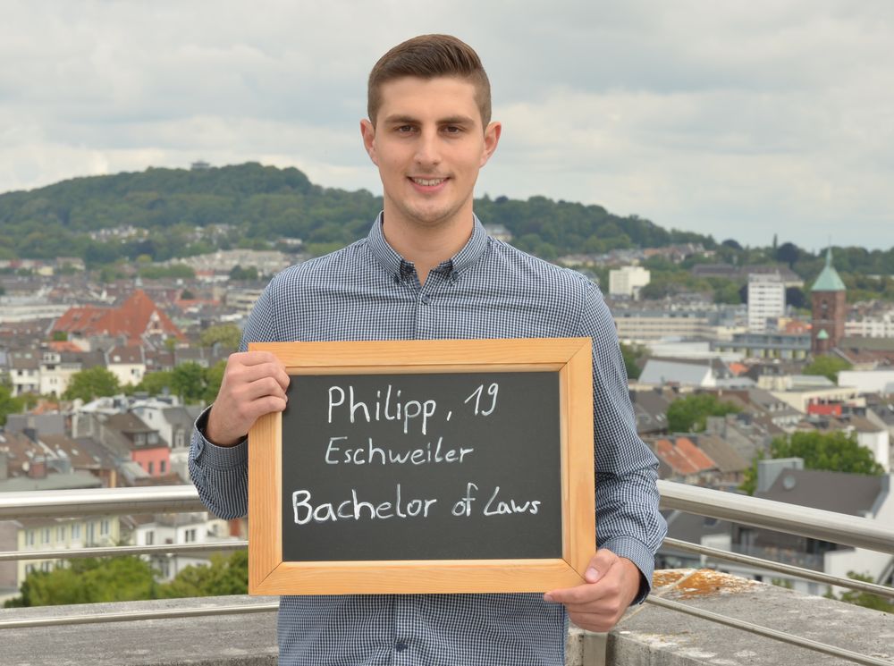 Philipp hält eine Tafel mit seinem Namen, Alter und seinem Ausbildungsberuf