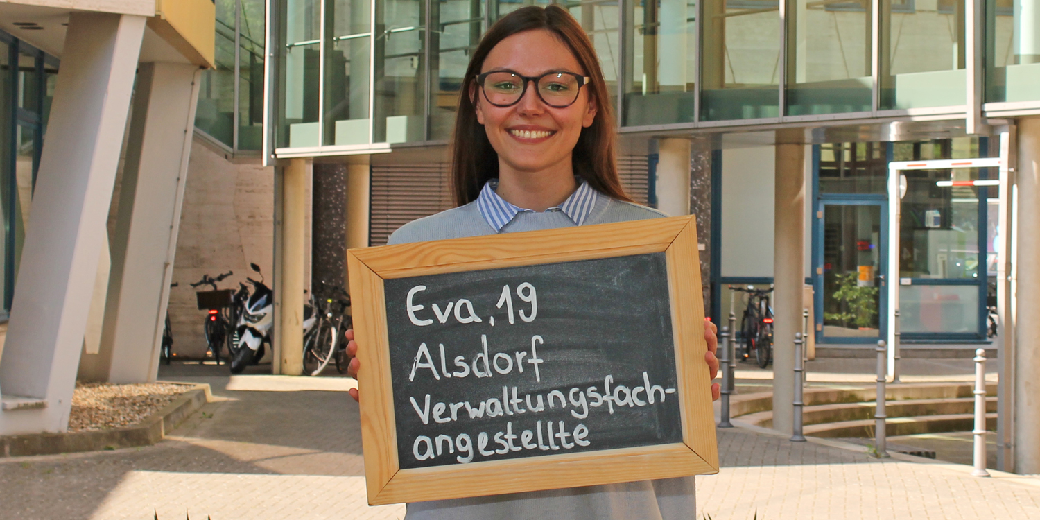 Eva Raspe hält Tafel mit ihrem Namen, ihrem Alter und ihrem Ausbildungsberuf