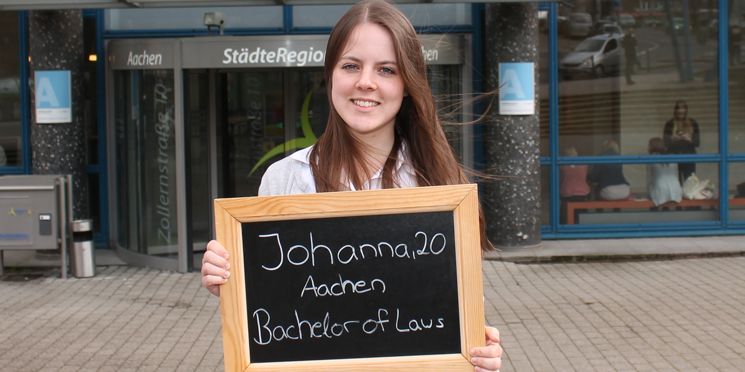 Johanna Hoecker hält Tafel mit ihrem Namen, ihrem Alter und ihrem Ausbildungsberuf