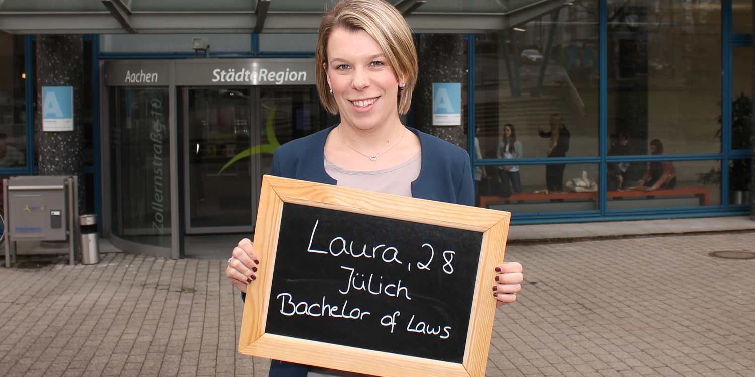 Laura Hagen hält Tafel mit ihrem Namen, ihrem Alter und ihrem Ausbildungsberuf