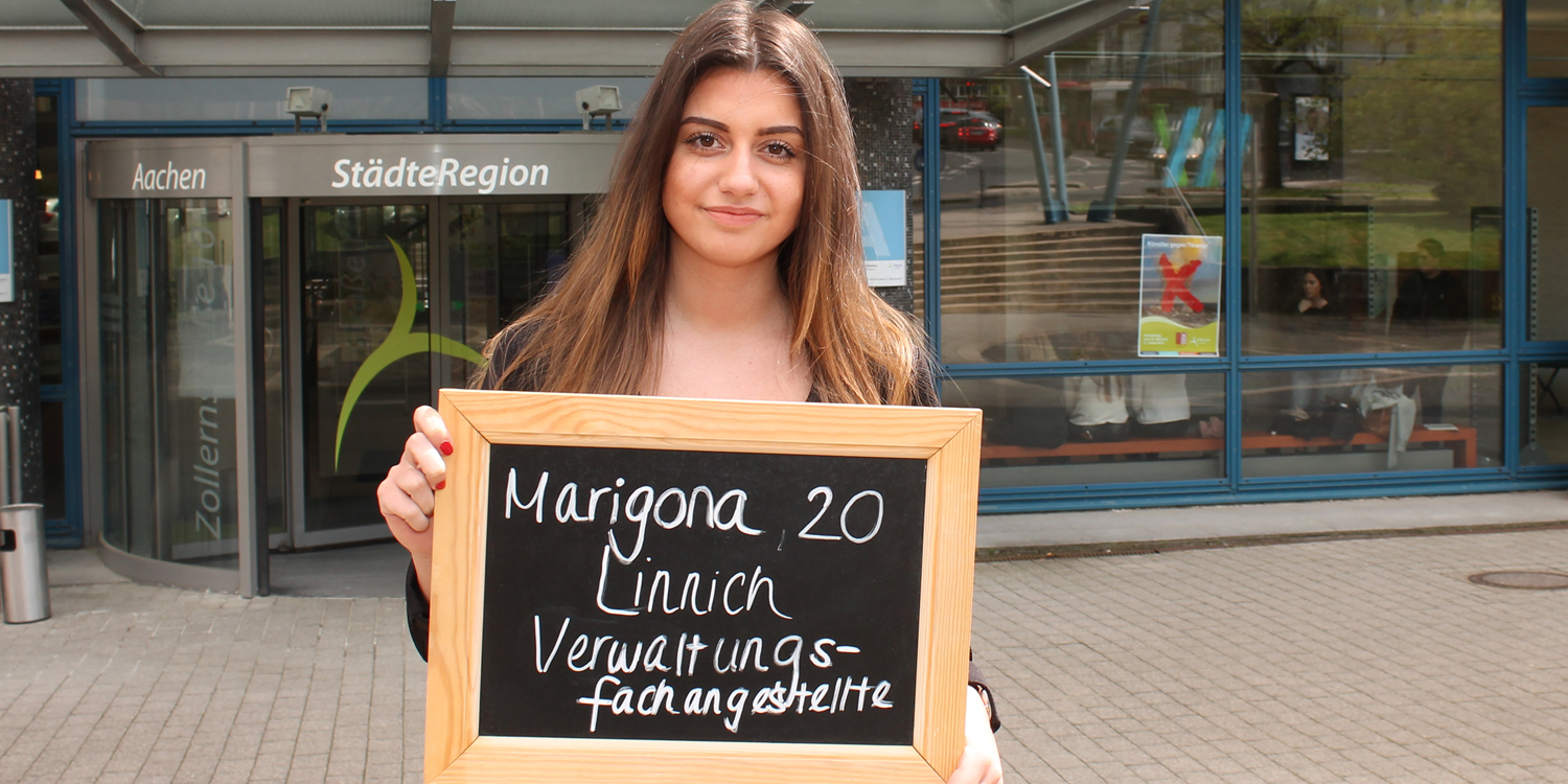 Marigona Sadiku hält Tafel mit ihrem Namen, ihrem Alter und ihrem Ausbildungsberuf