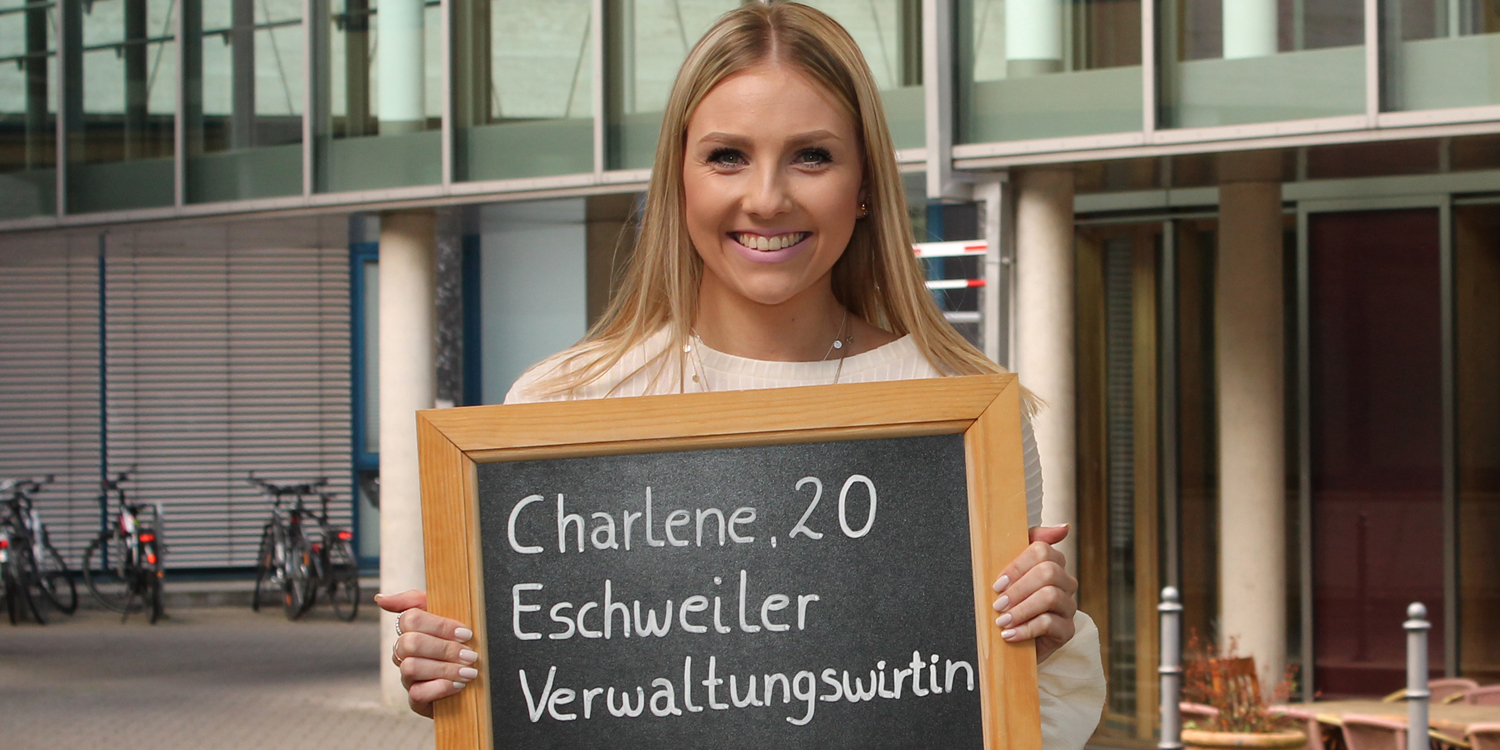 Charlene Schmidt hält Tafel mit ihrem Namen, ihrem Alter und ihrem Ausbildungsberuf