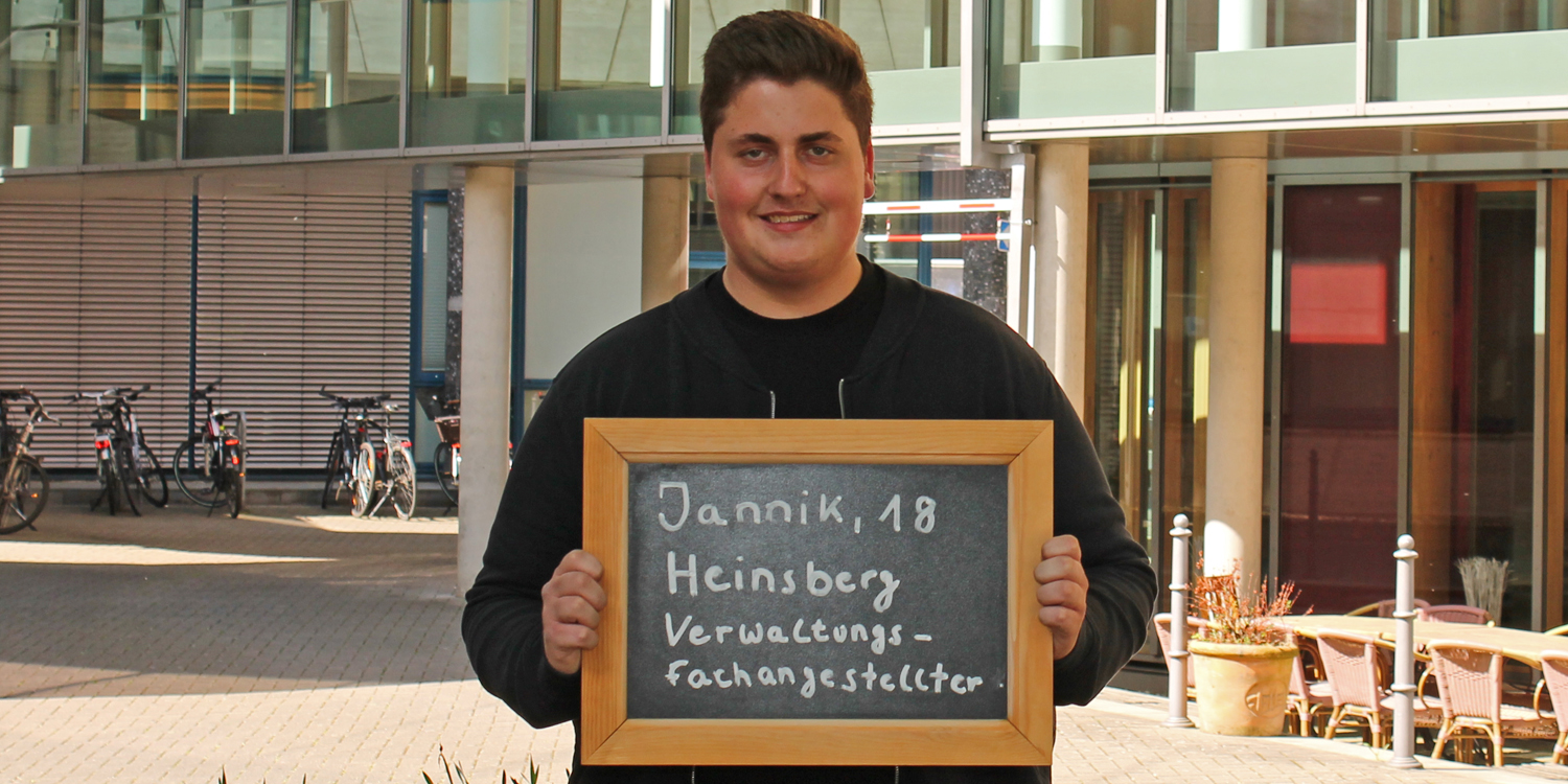 Jannik Cordewener hält Tafel mit seinem Namen, seinem Alter und seinem Ausbildungsberuf