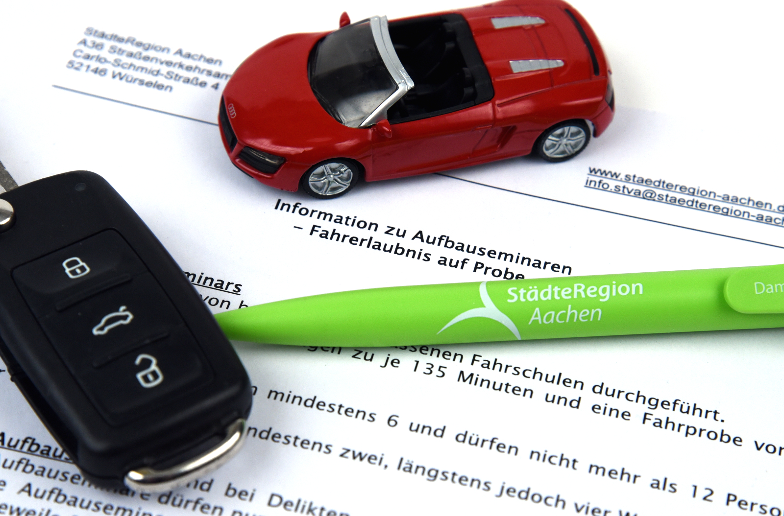 Symbolbild Aufbauseminar - Infoblatt Modellauto Stift Autoschlüssel