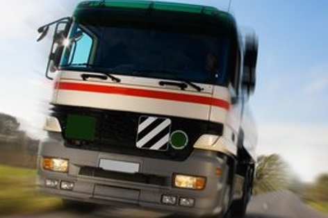 LKW fahrend