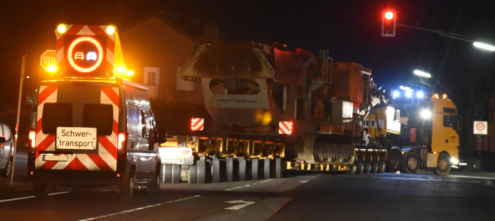 Schwertransport nachts fahrend