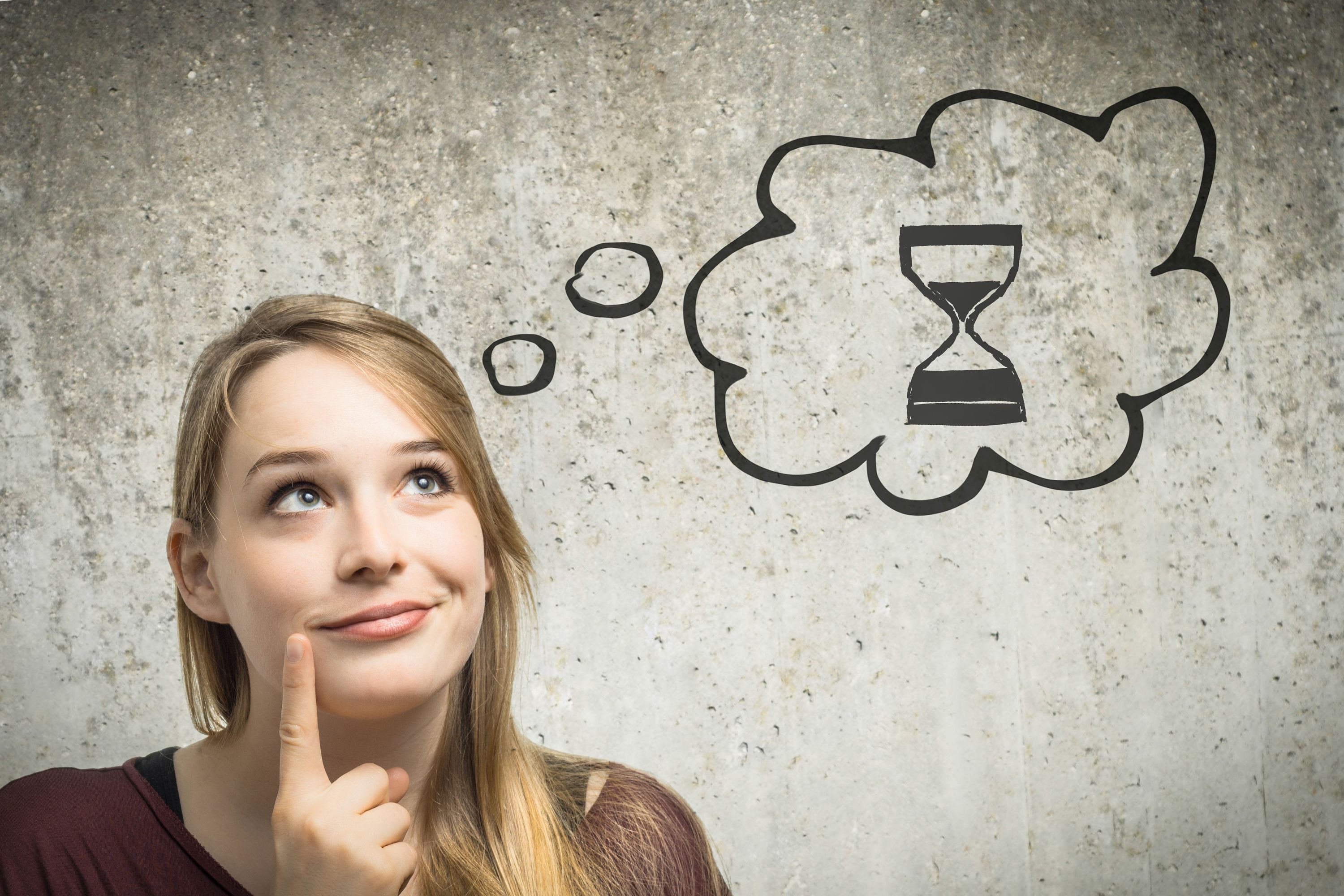 Frau, die an Wartezeit denkt