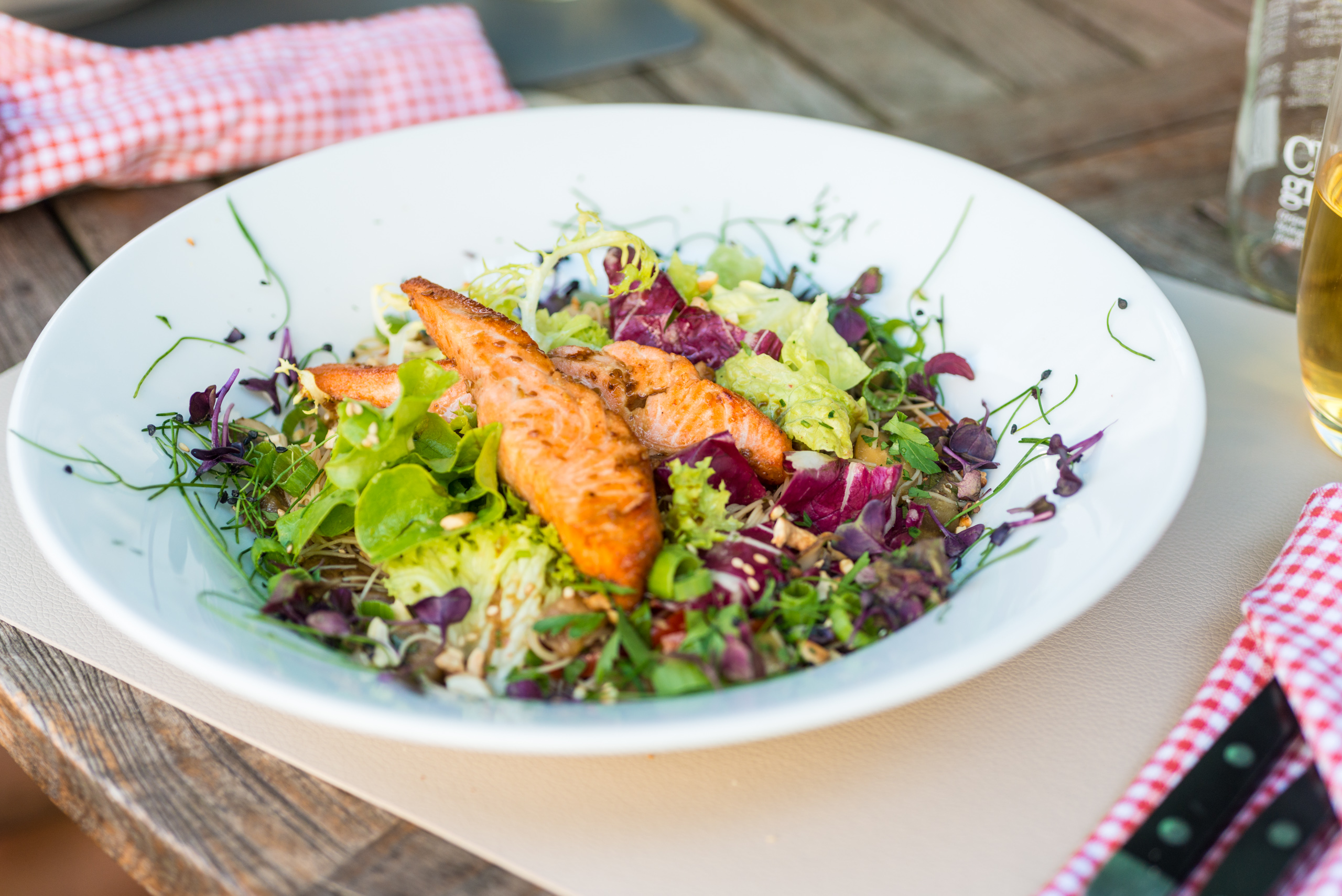 ein Salatteller mit gebratenen Fleischstreifen appetitlich hergerichtet