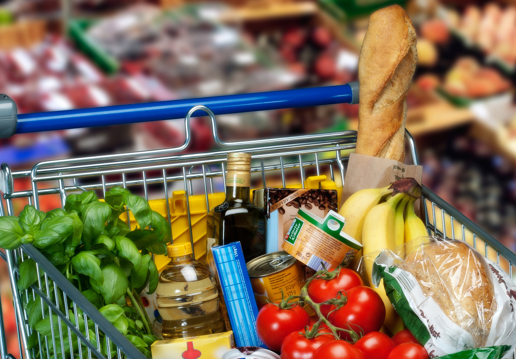 verschiedene Lebensmittel in einem Einkaufswagen