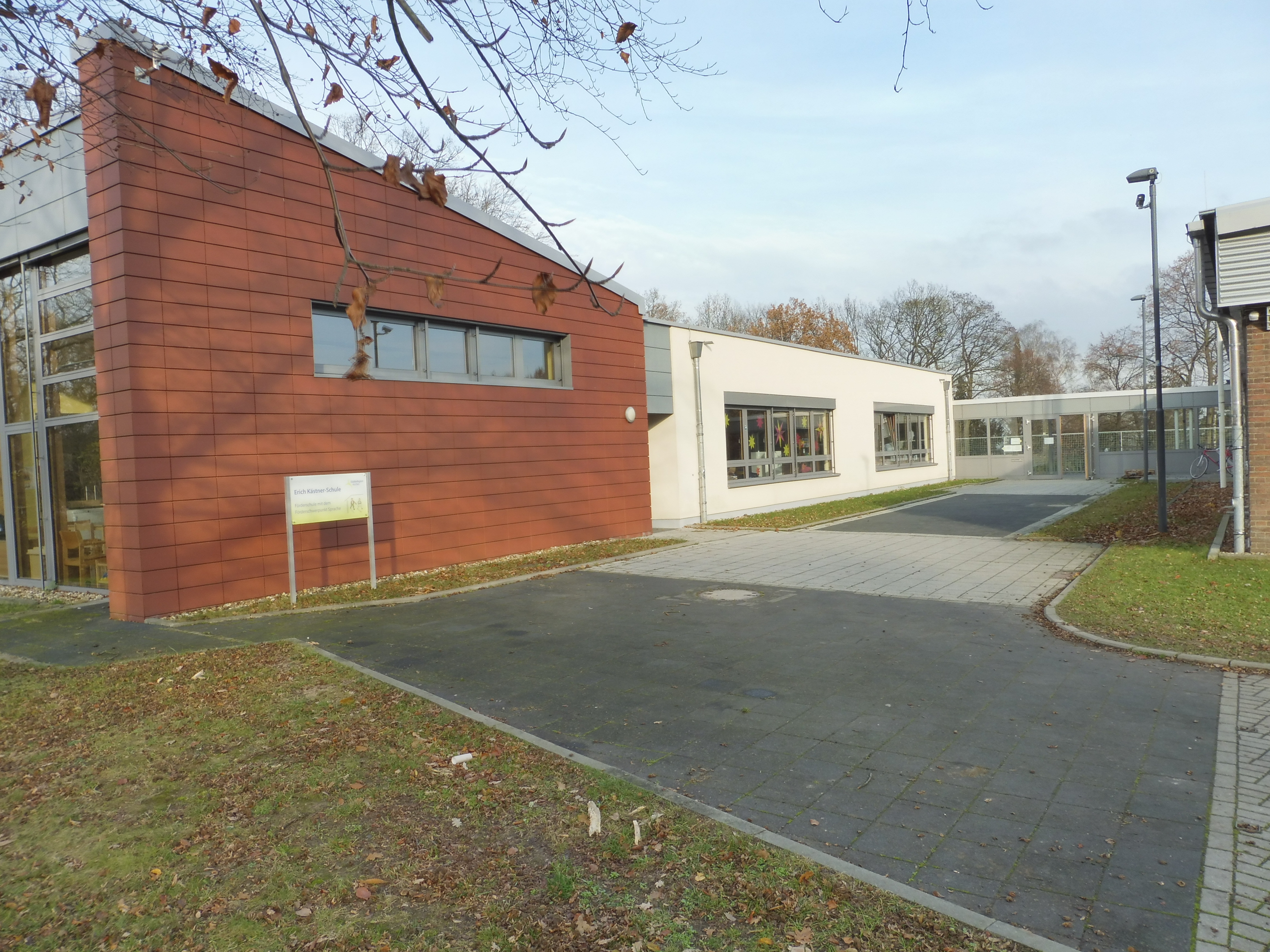 Seiten- und Hofansicht des Schulgebäudes Erich-Kästner-Schule in Eschweiler