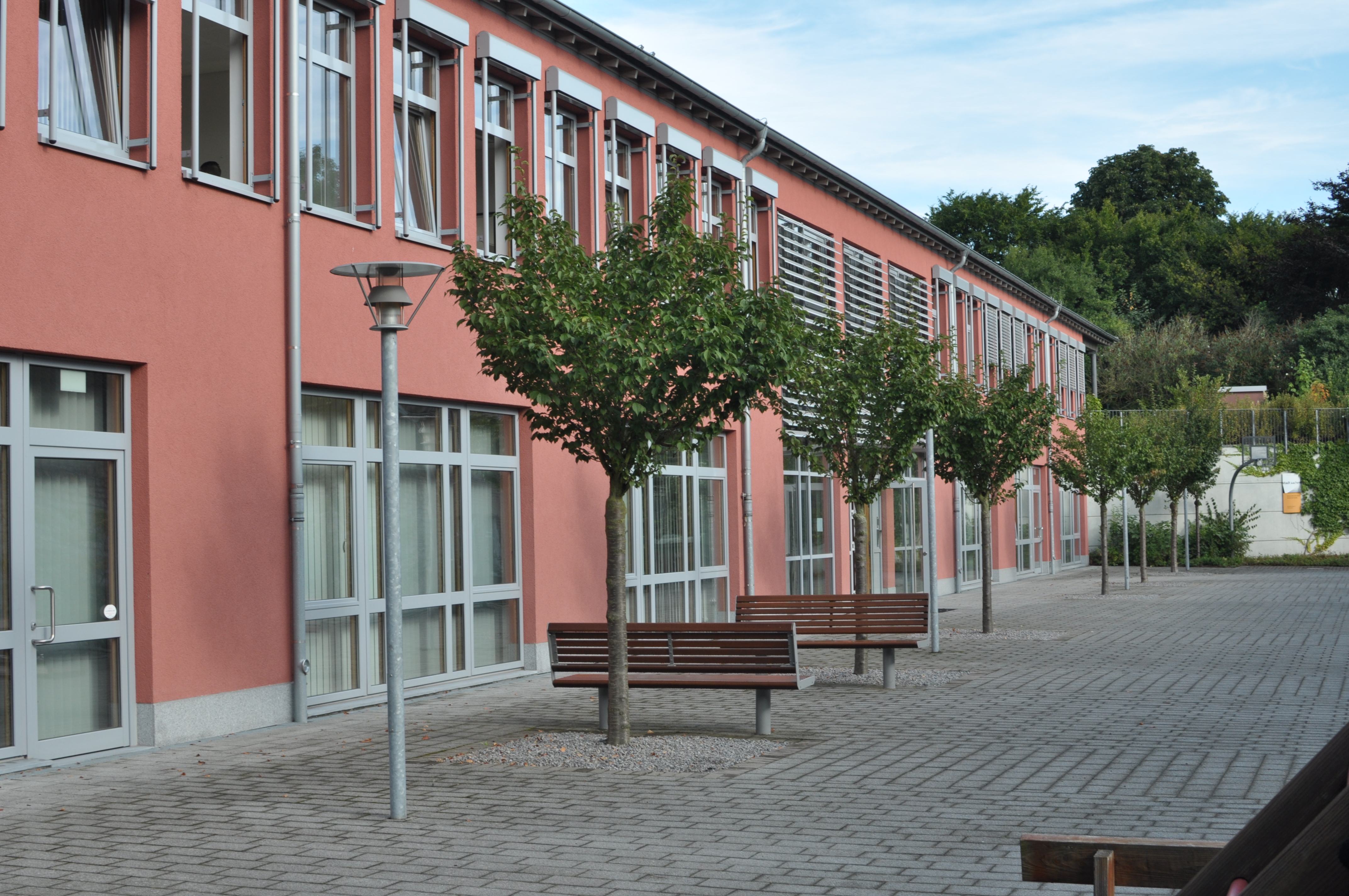 Ansicht des Schulgebäudes des Janusz-Korczak-Schule mit Schulhof