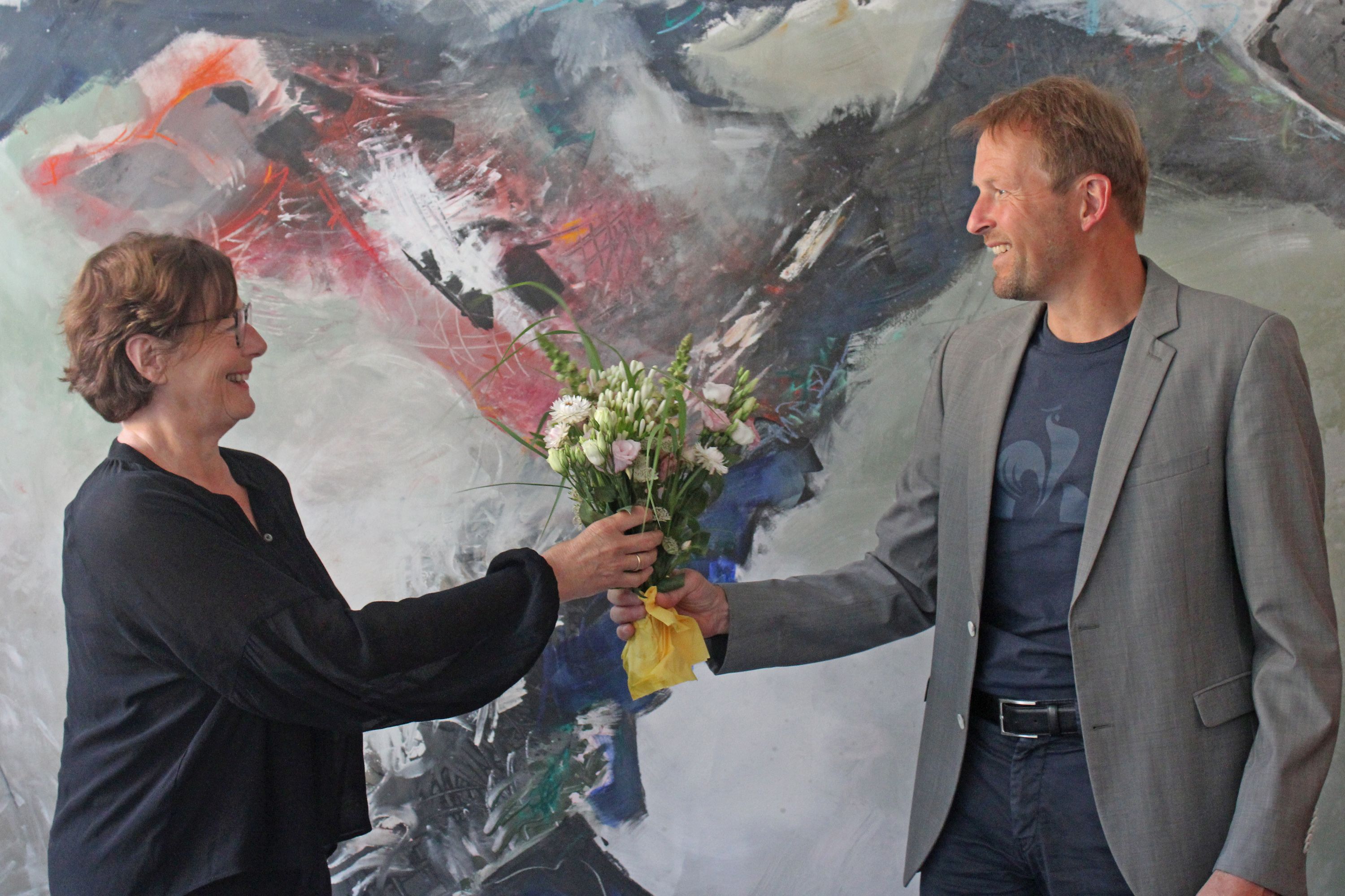Dezernent Markus Terodde überreicht Gabi Roetngen Blumen