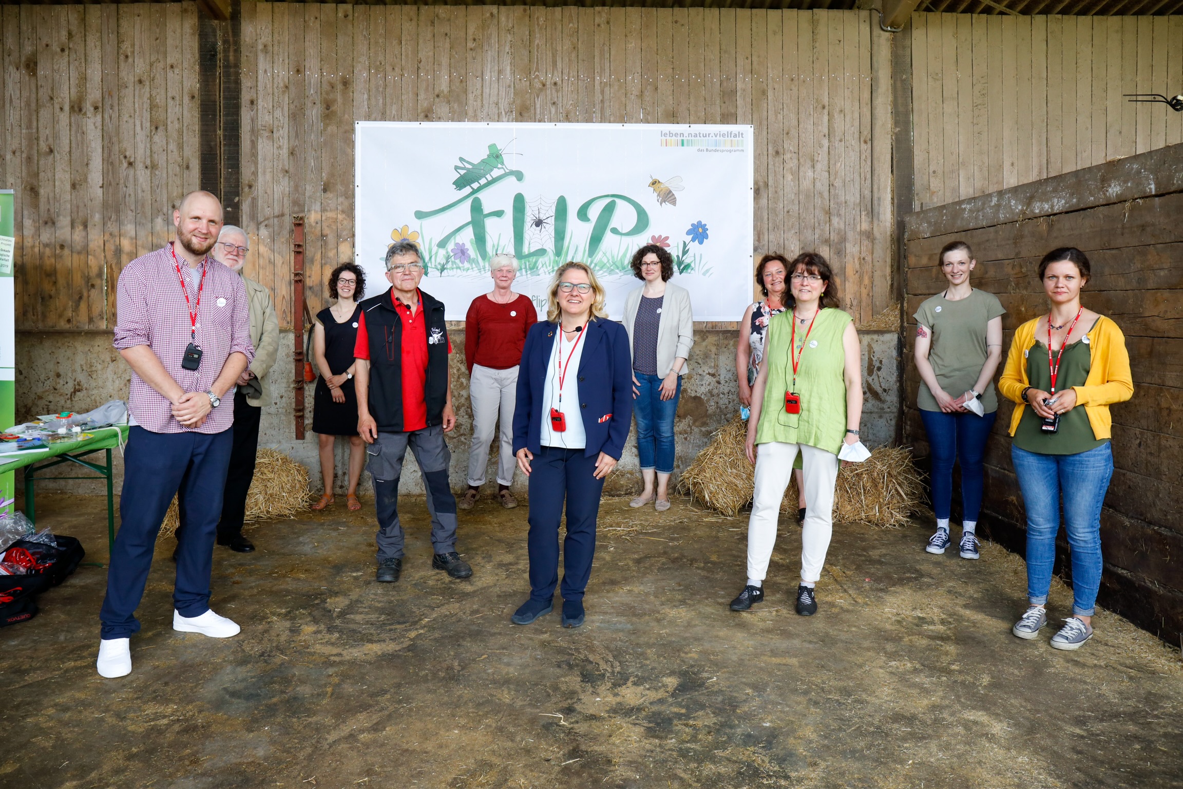 Umweltministerin Svenja Schulze zu Besuch auf Gut Hasselholz zu sehen in einer Scheuner mit den Projektmitarbeitenden im FLIP-Projekt