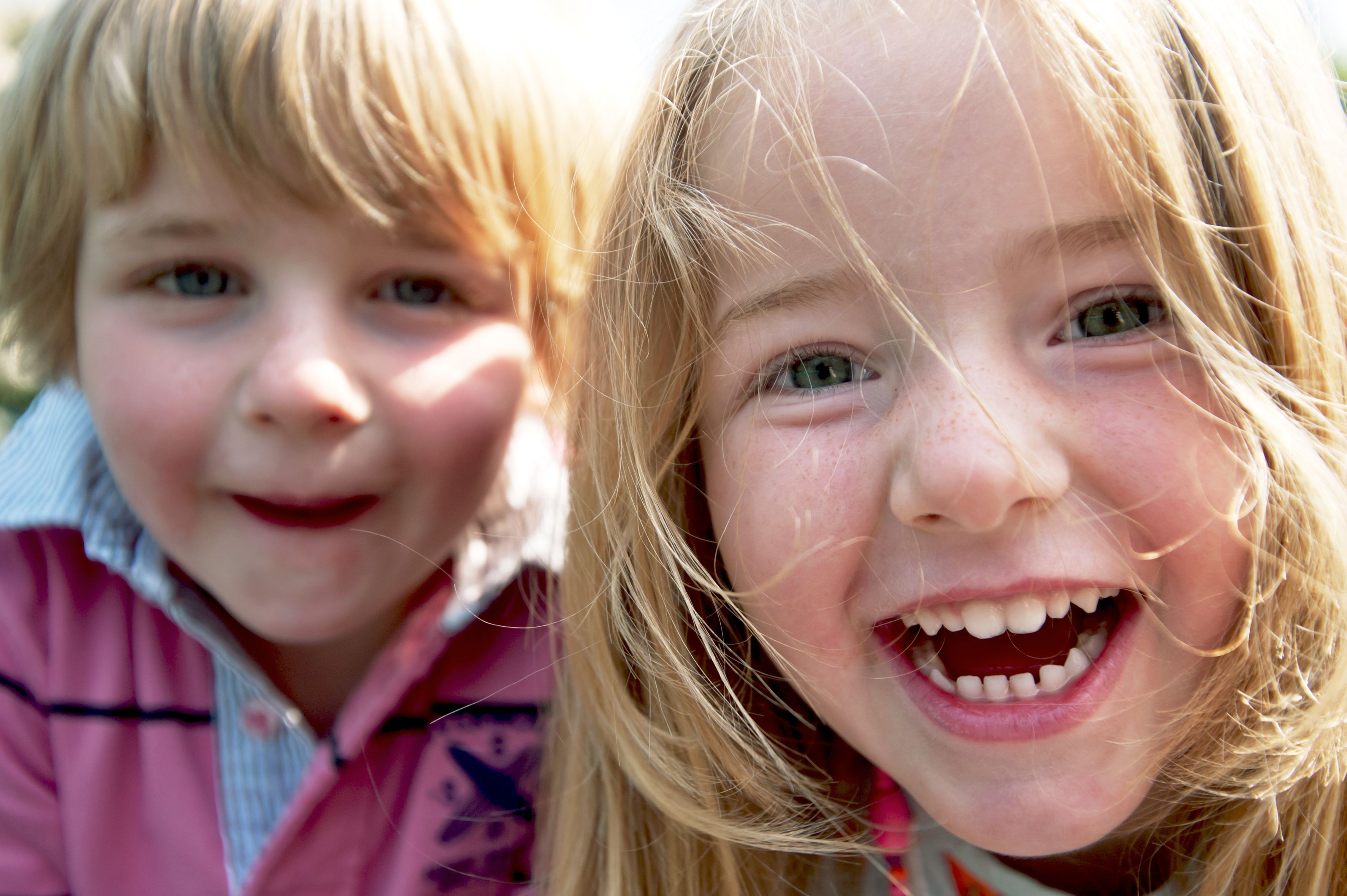 zwei lachende Kindergesichter