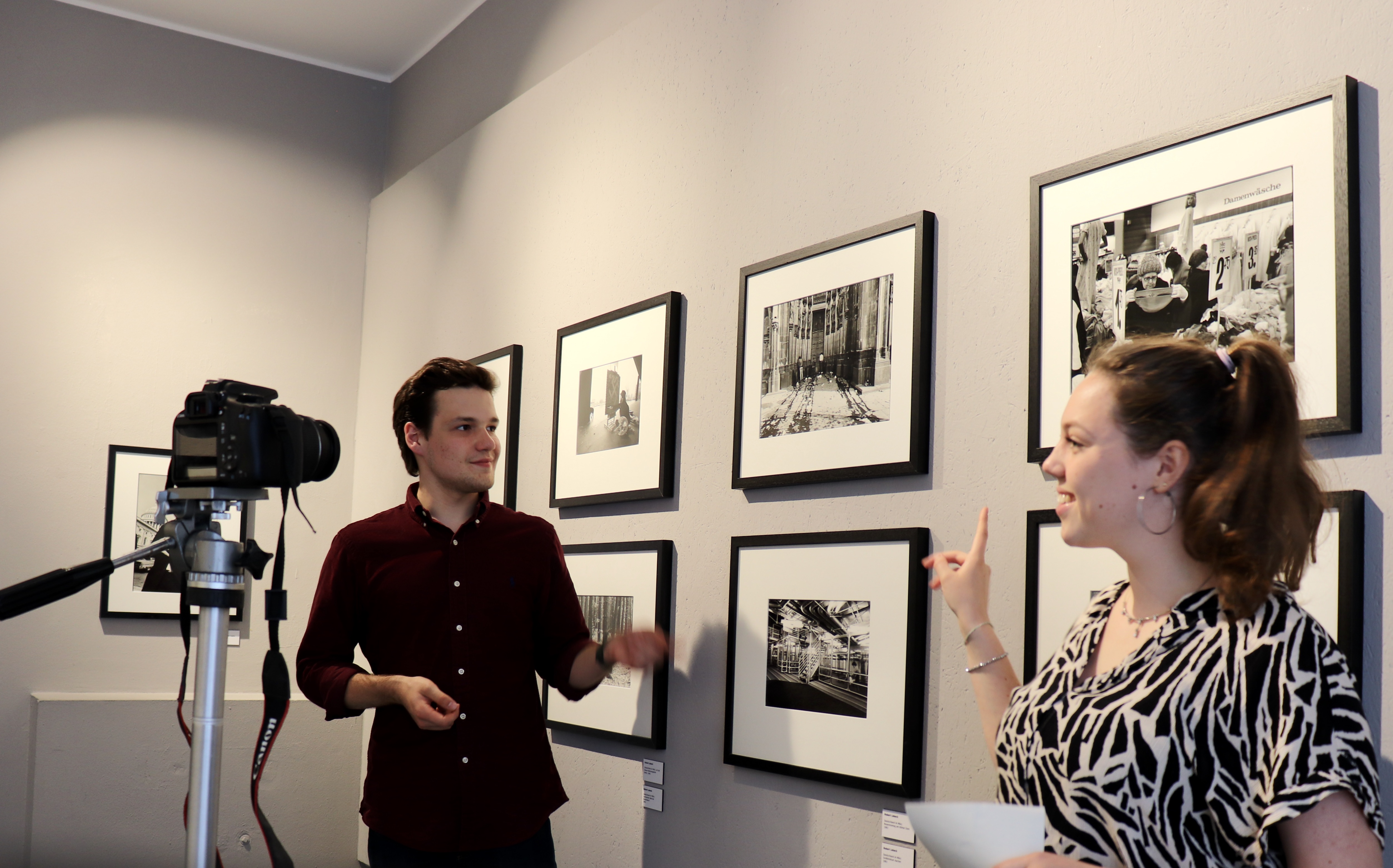 Junge Menschen im Gespräch bei einer Fotoausstellung
