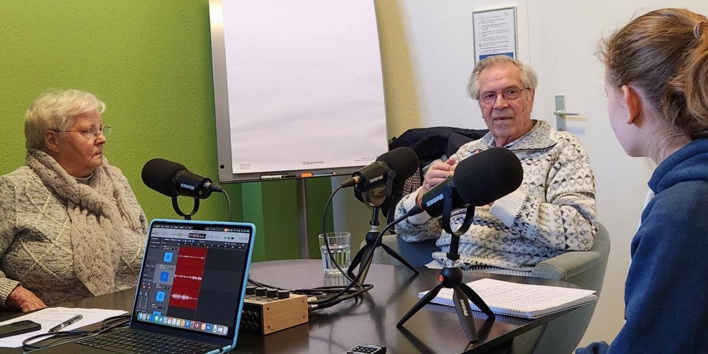 Zeitzeuge Hans Bücken im Interview mit einer Schülerin für die Podcastfolge „Zug der Erinnerungen“