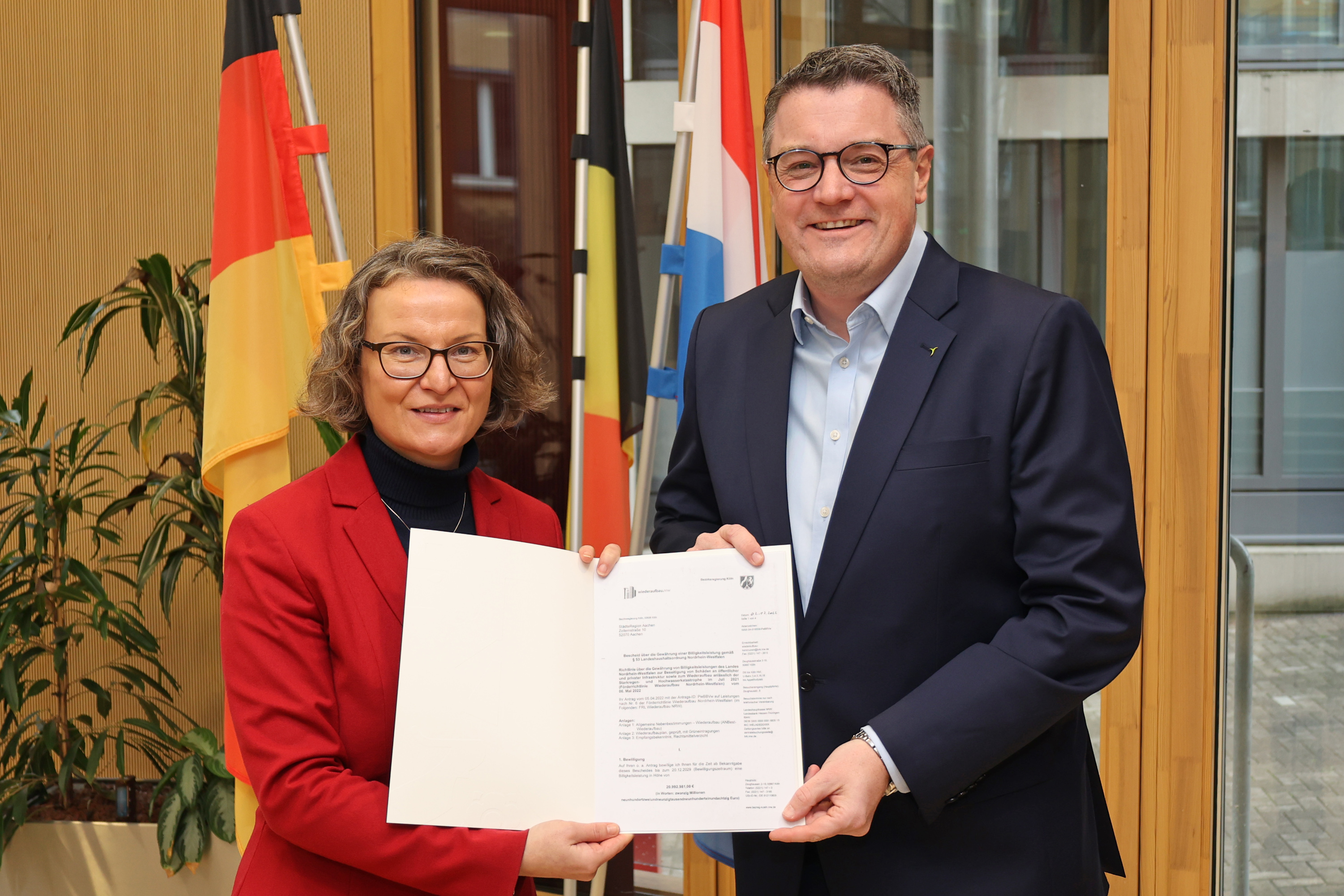 StädteRegionsrat Dr. Tim Grüttemeier mit Ministerin für Heimat, Kommunales, Bau und Digitalisierung des Landes Nordrhein-Westfalen, Ina Scharrenbach