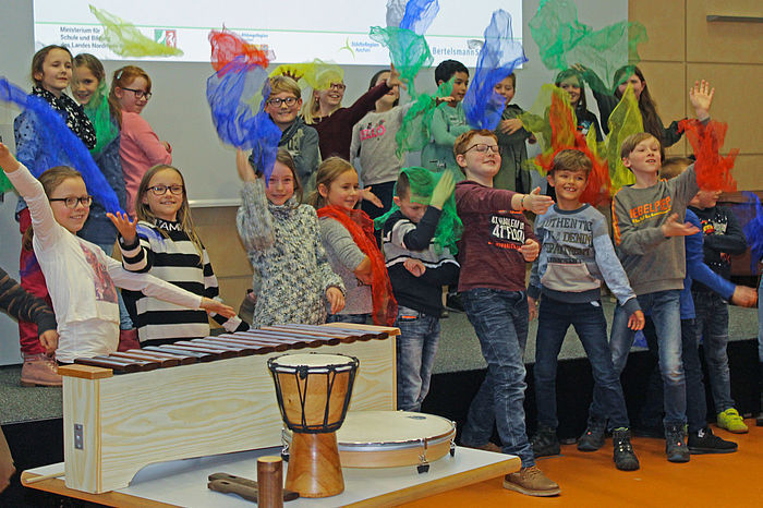 Kinder singen stimmungsvoll