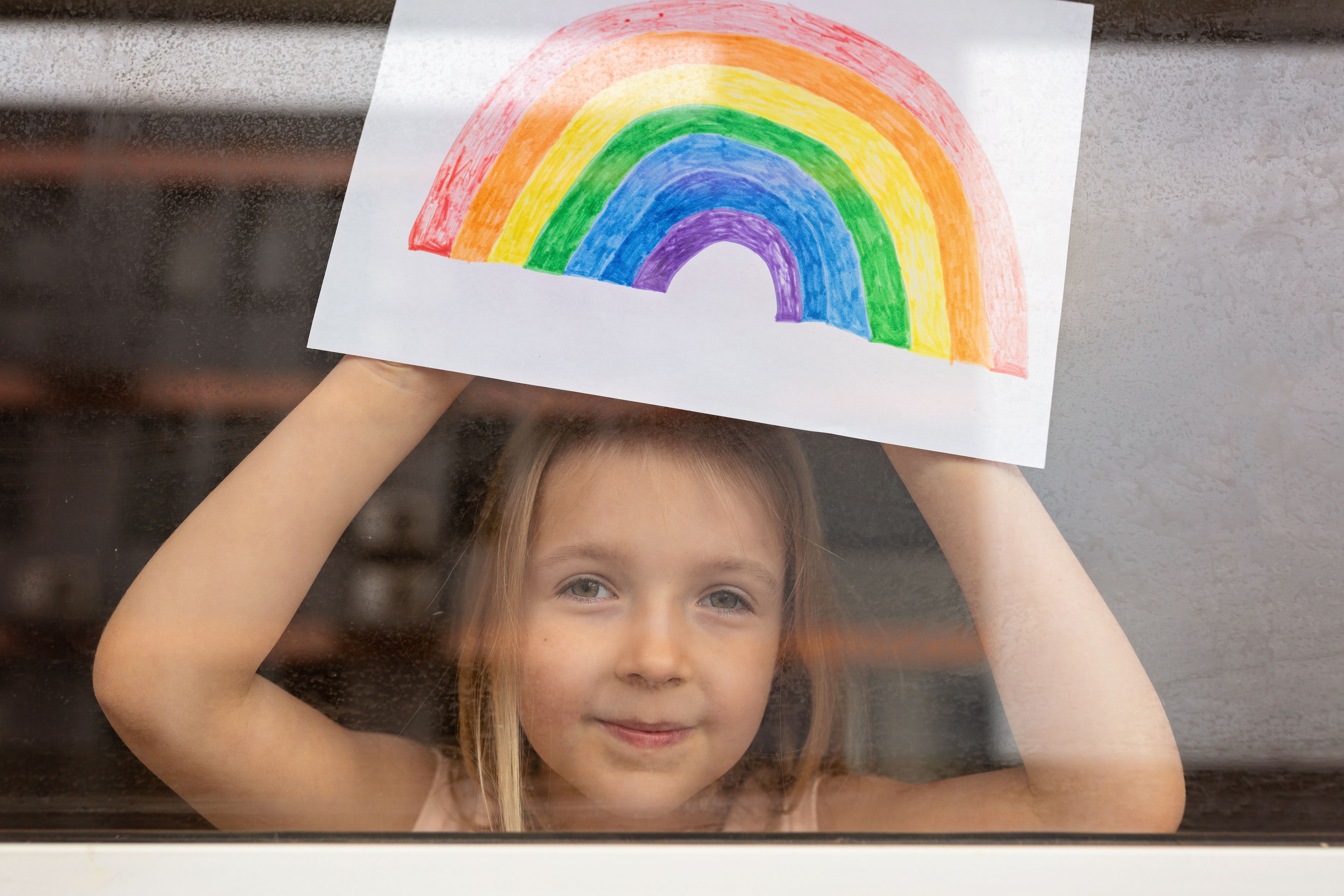 Mädchen mit Regenbogenbild Mädchen mit Regenbogenbild