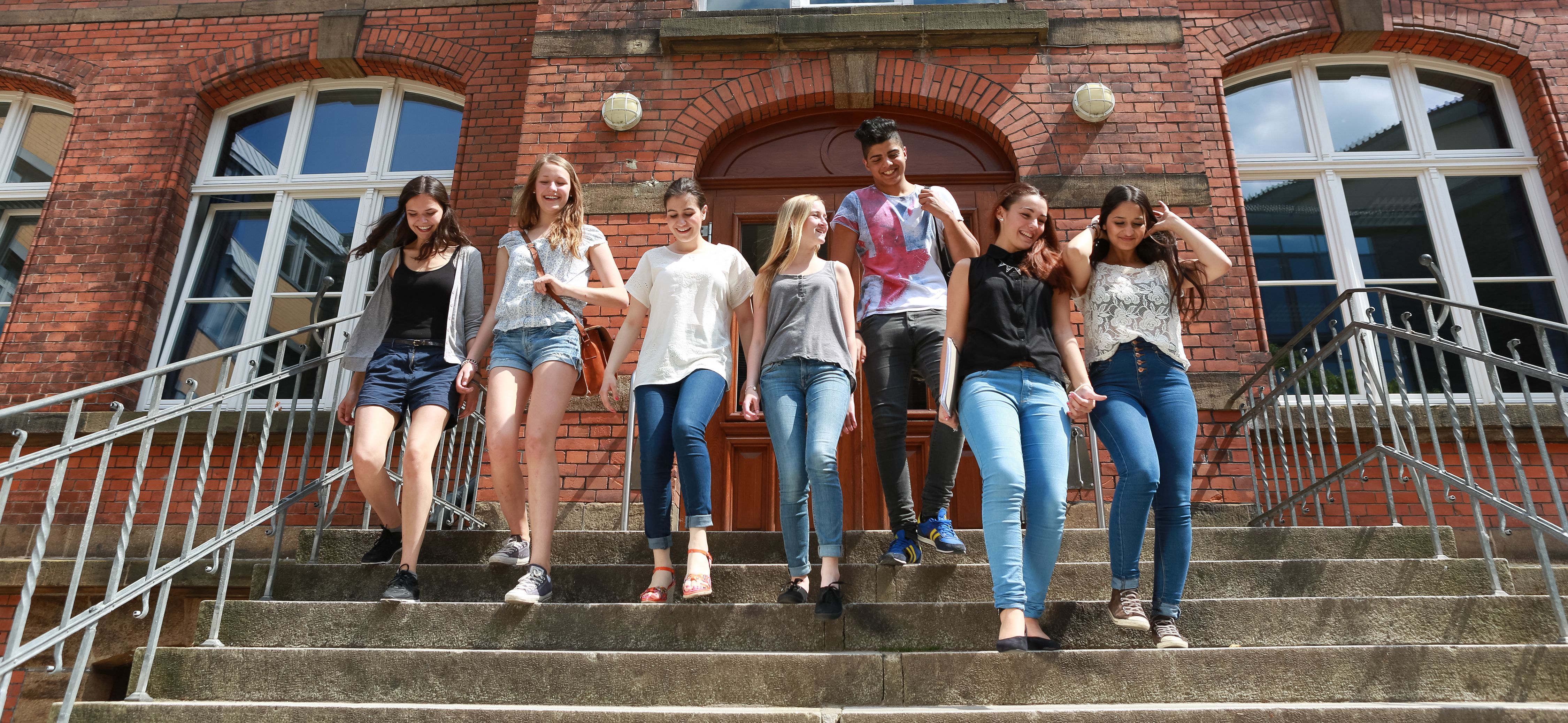 Schülergruppe geht die Treppe hinunter