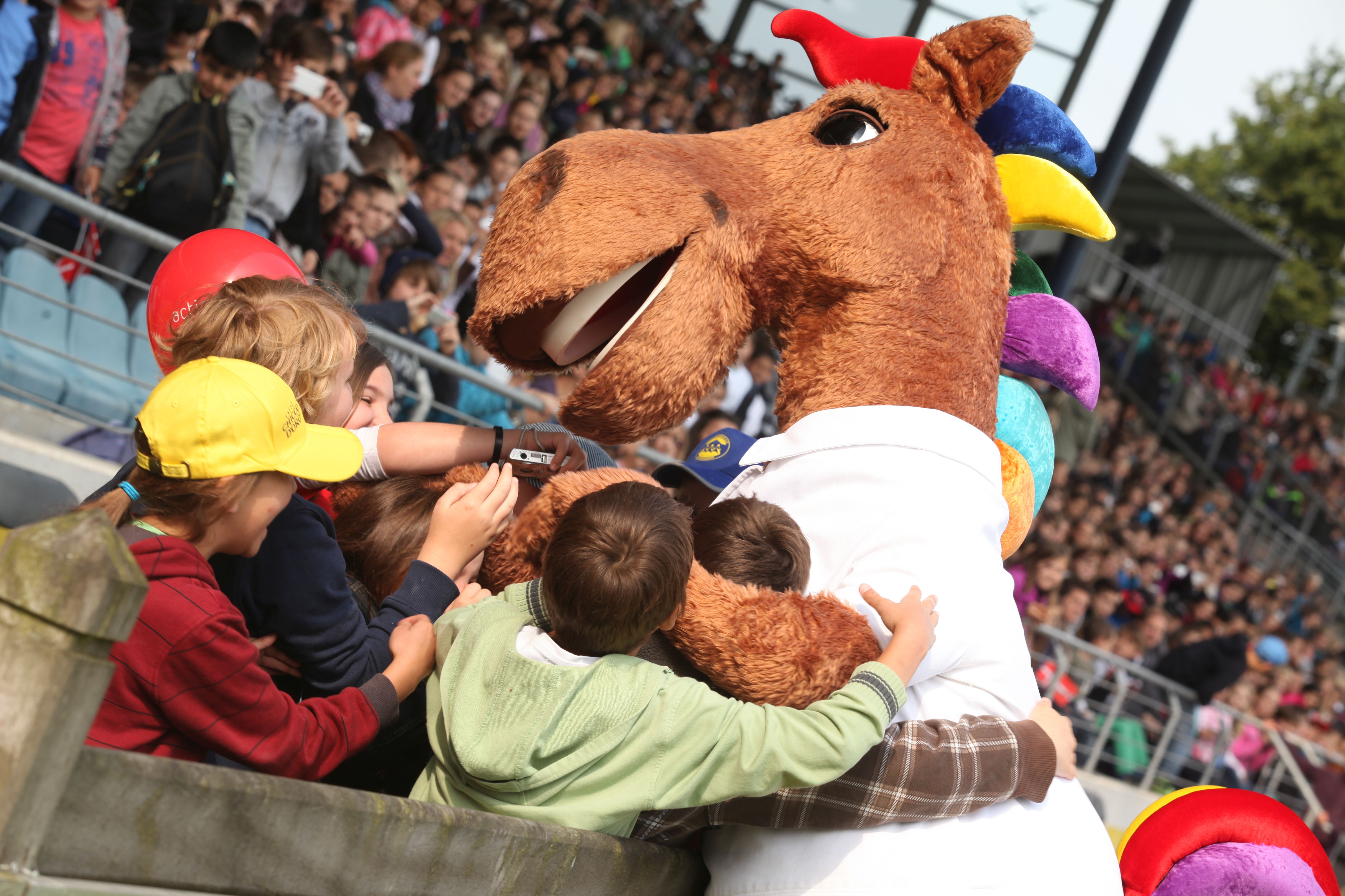 Kinder mit dem CHIO-Maskottchen Charly