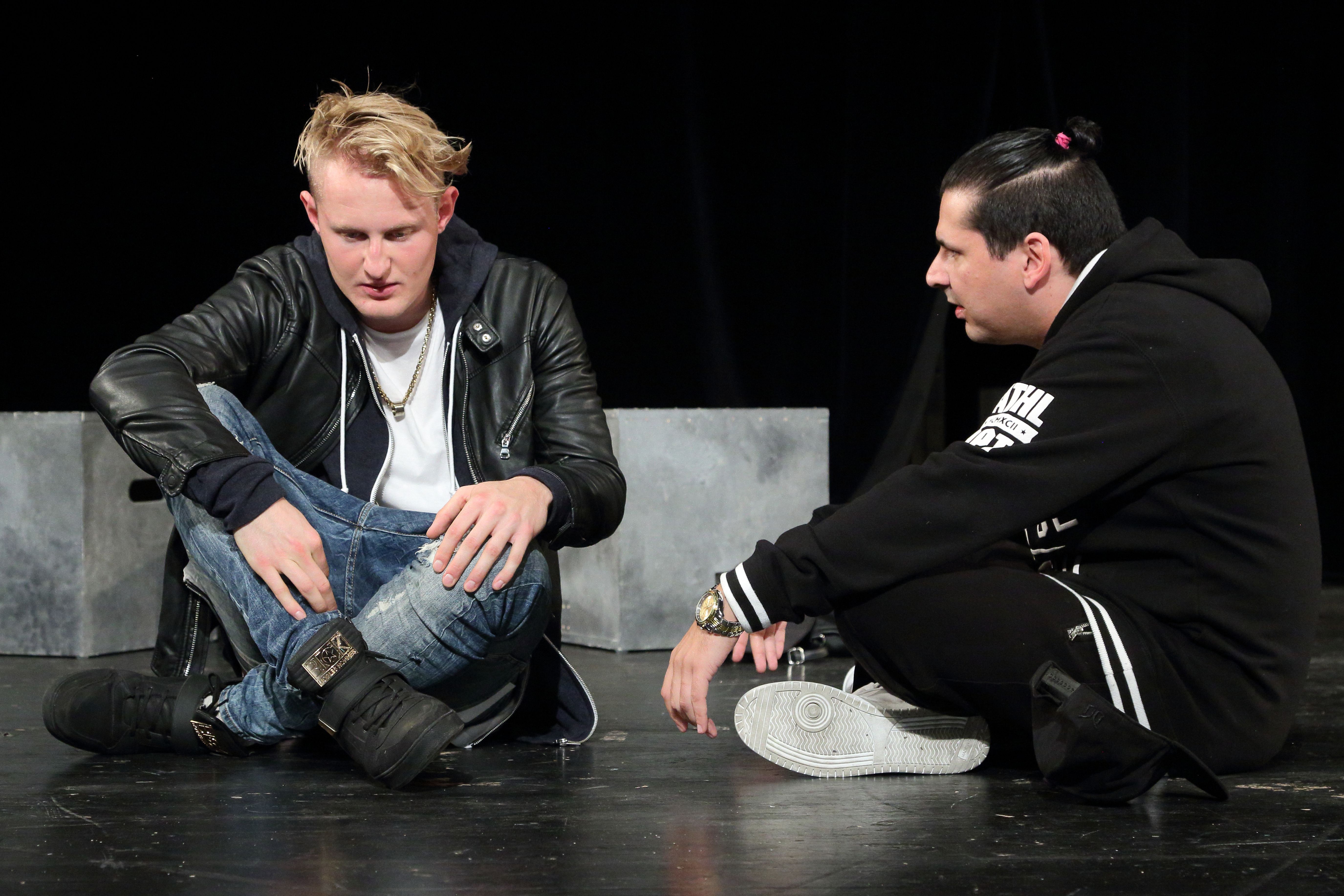 Szene aus dem Theaterstück Jungfrau ohne Paradies mit zwei Jugendlichen
