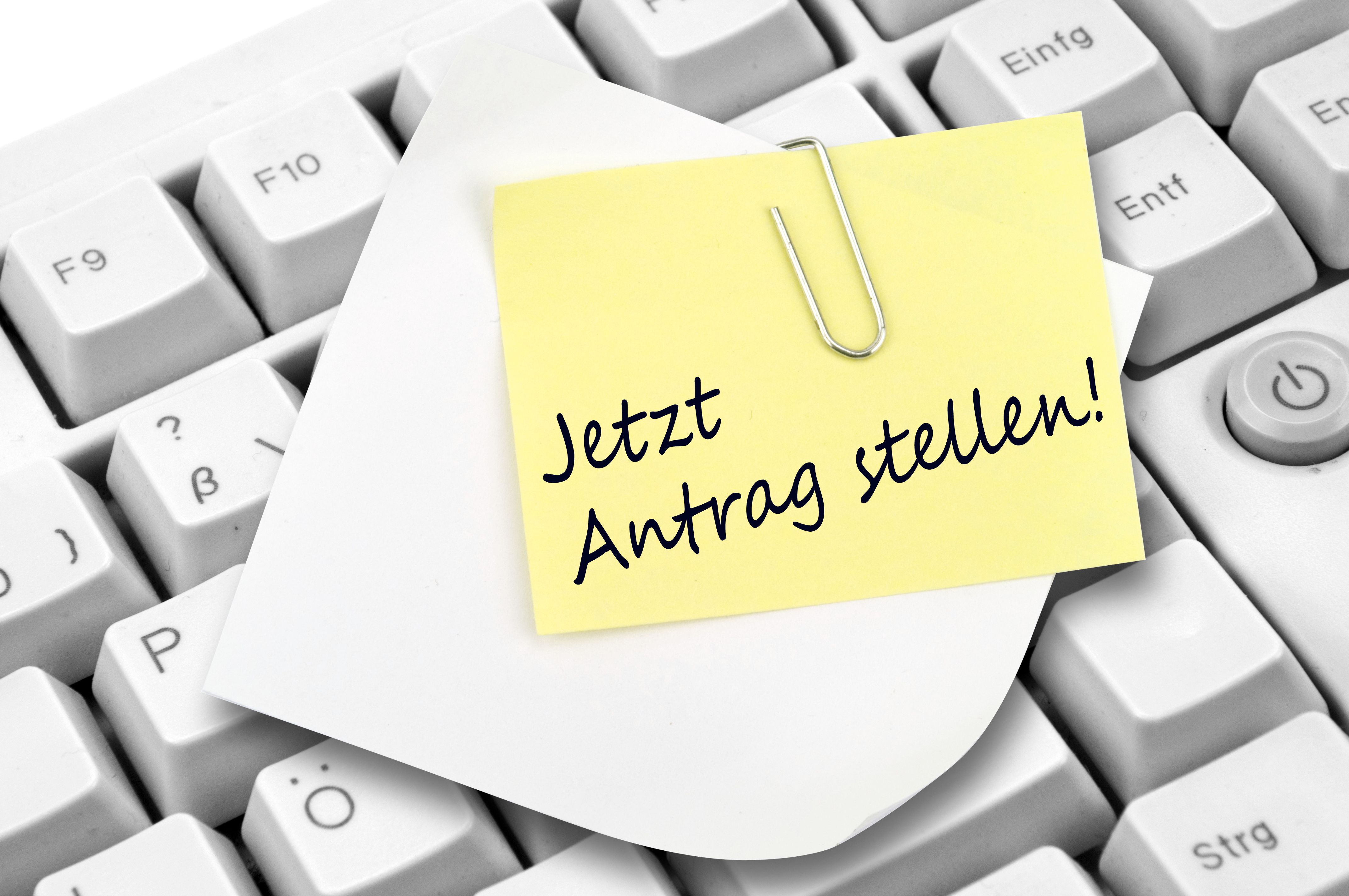 Tastatur mit Hinweiszettel "Antrag stellen"