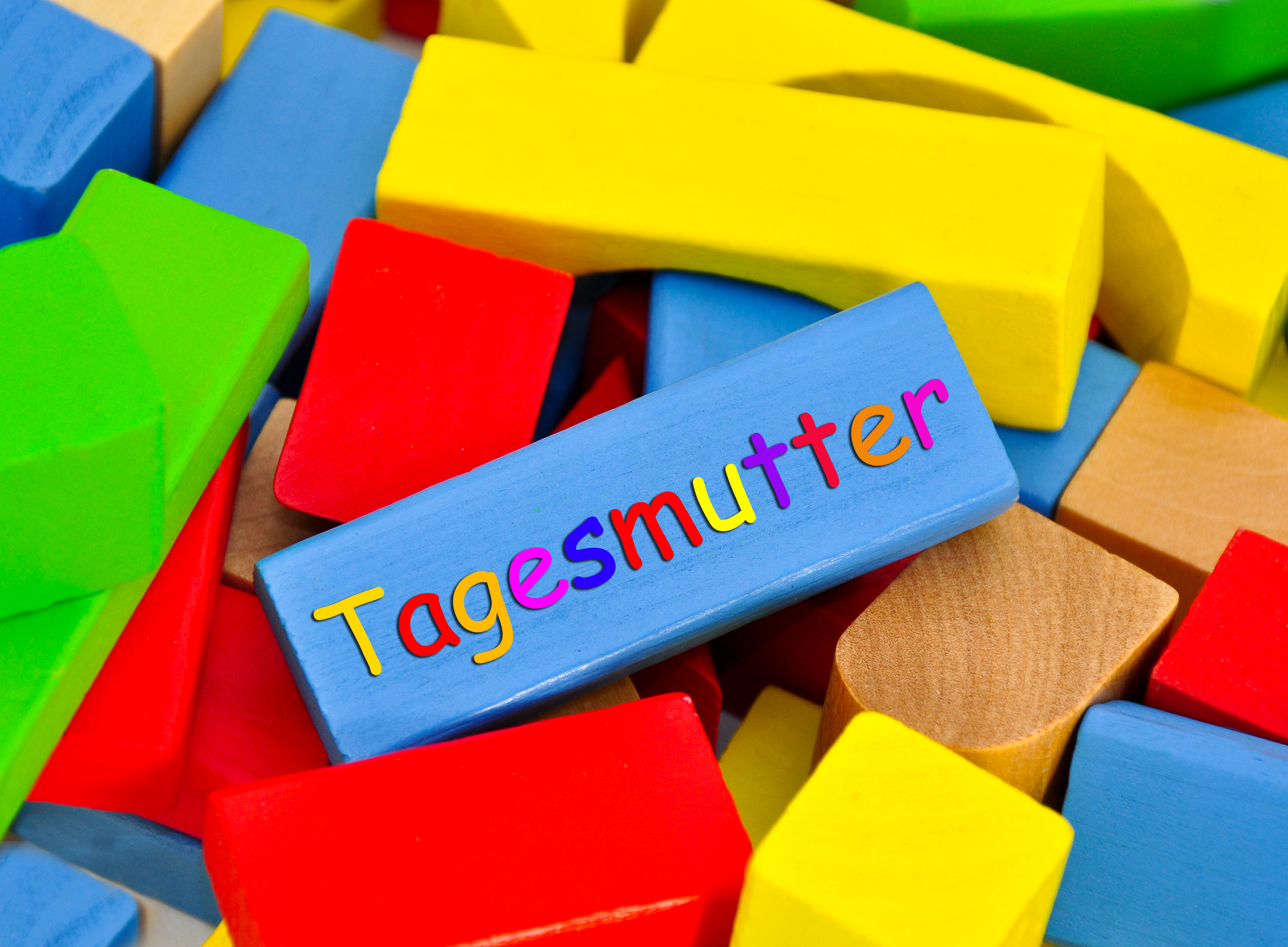 bunte Holzbauklötze auf einem steht das Wort Tagesmutter