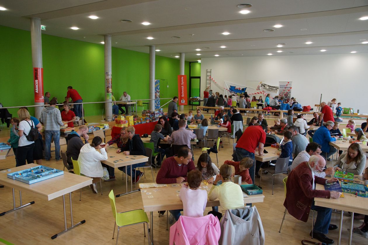 Viele Besucher_innen spielen im Bürgersaal Roetgen 