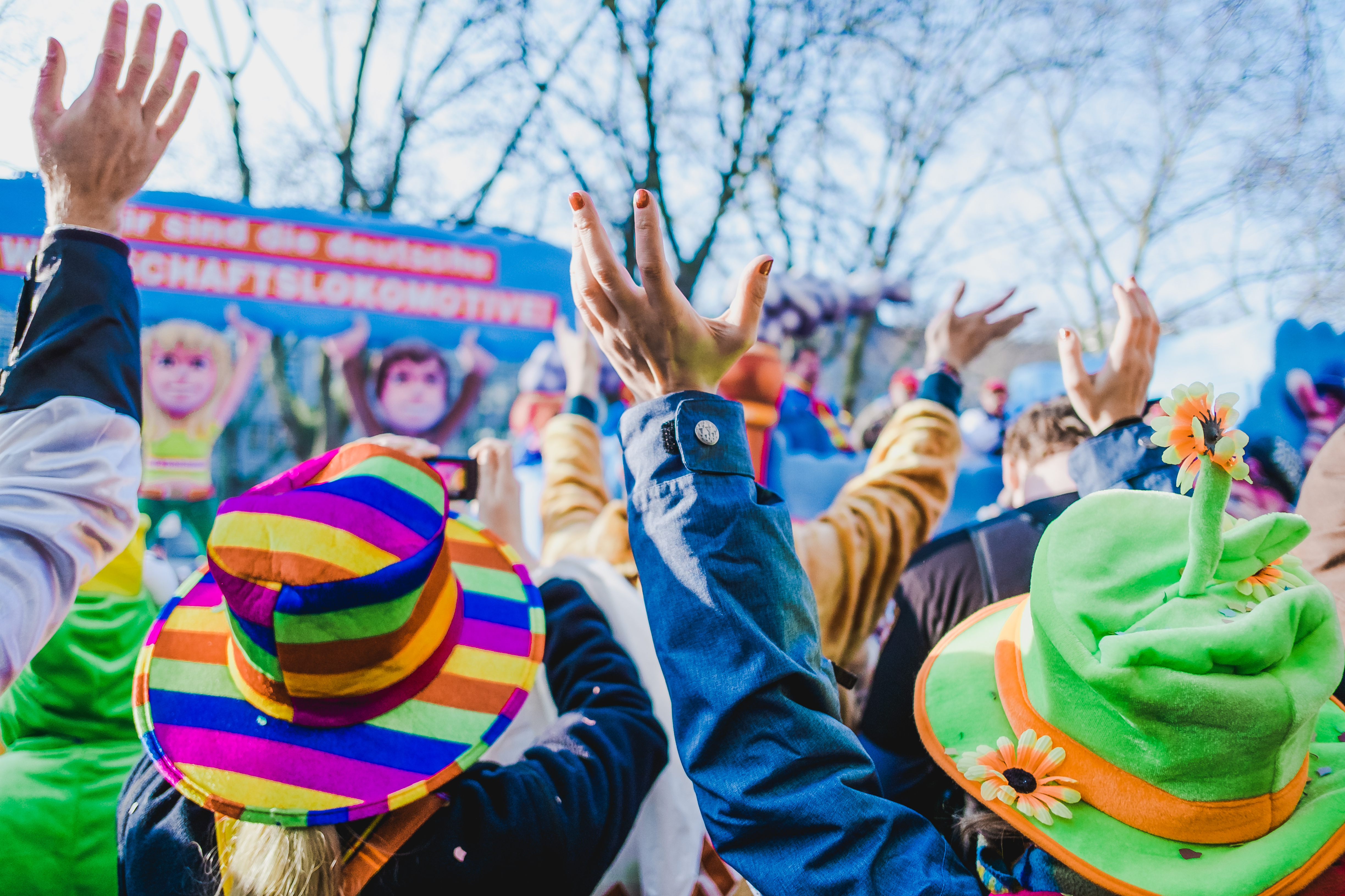 Menschen beim Karnevalsumzug