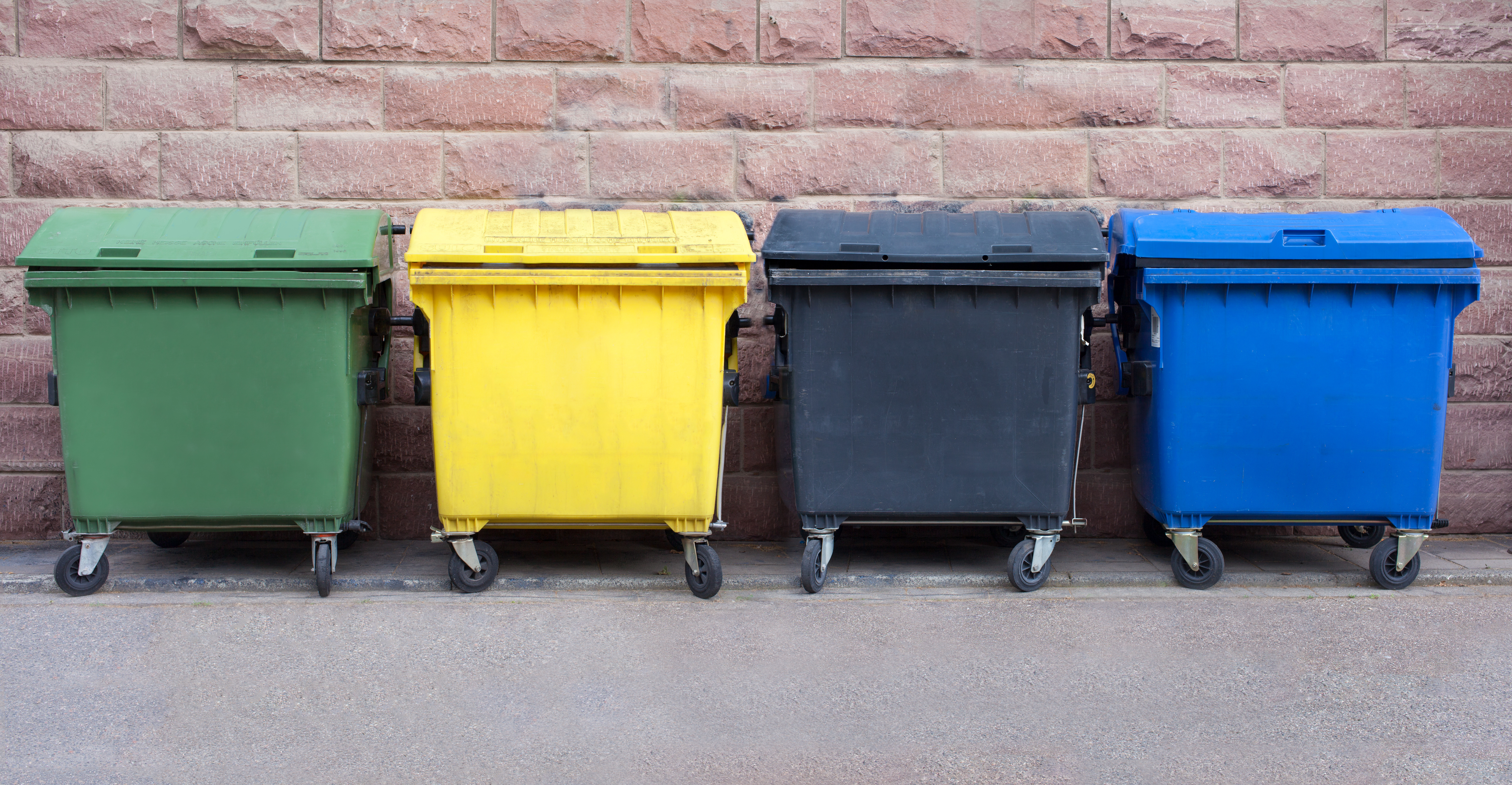 Vier Mülltonnen in vier verschiedenen Farben 
