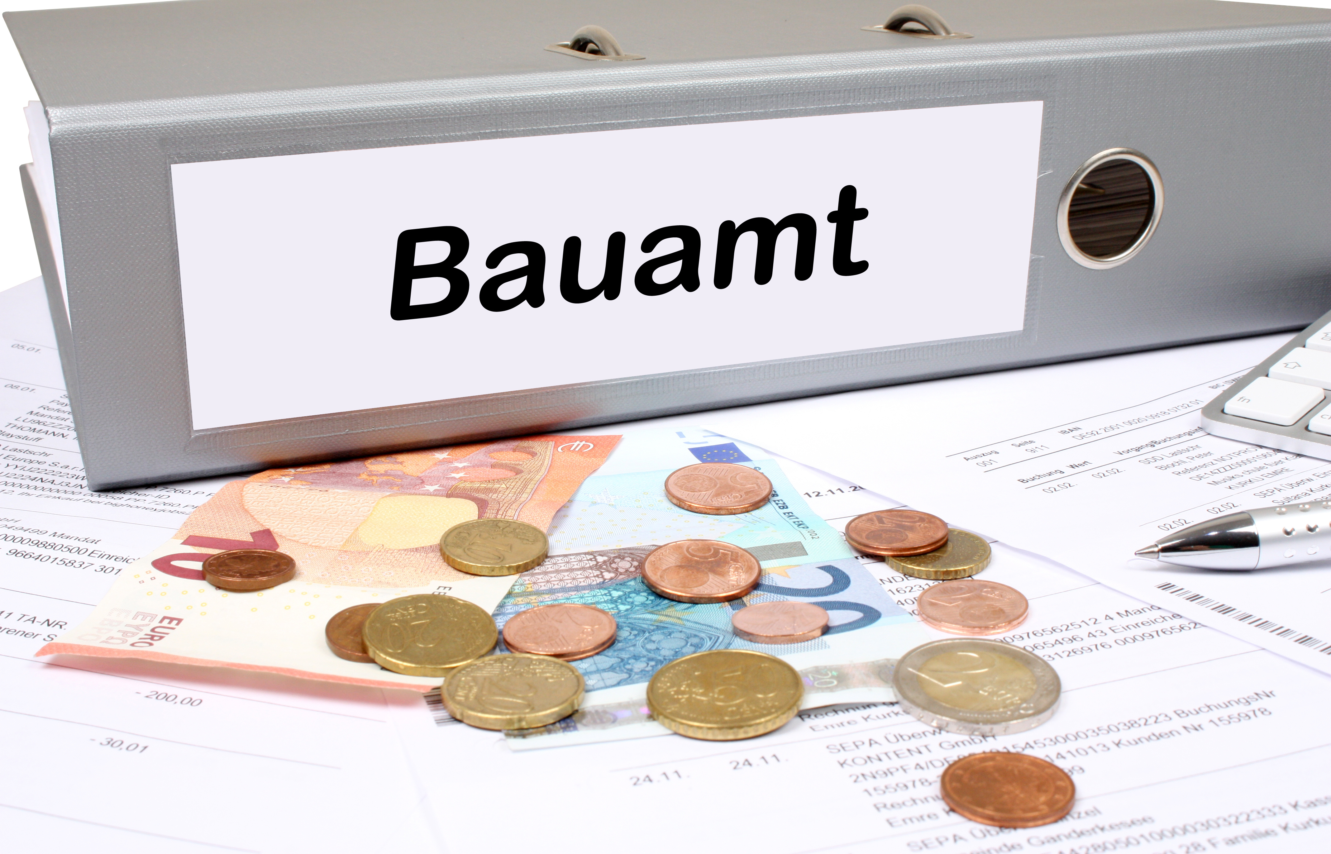 Ordner beschriftet mit "Bauamt", im Vordergrund Geldscheine/-stücke