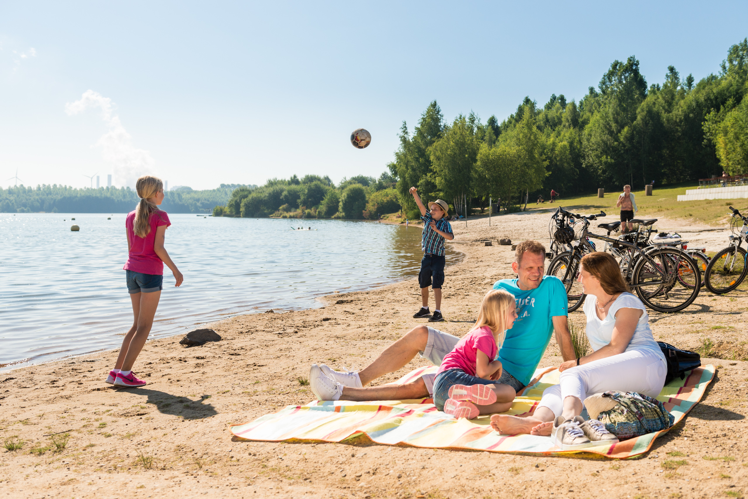 Familie am Blausteinsee-Strand