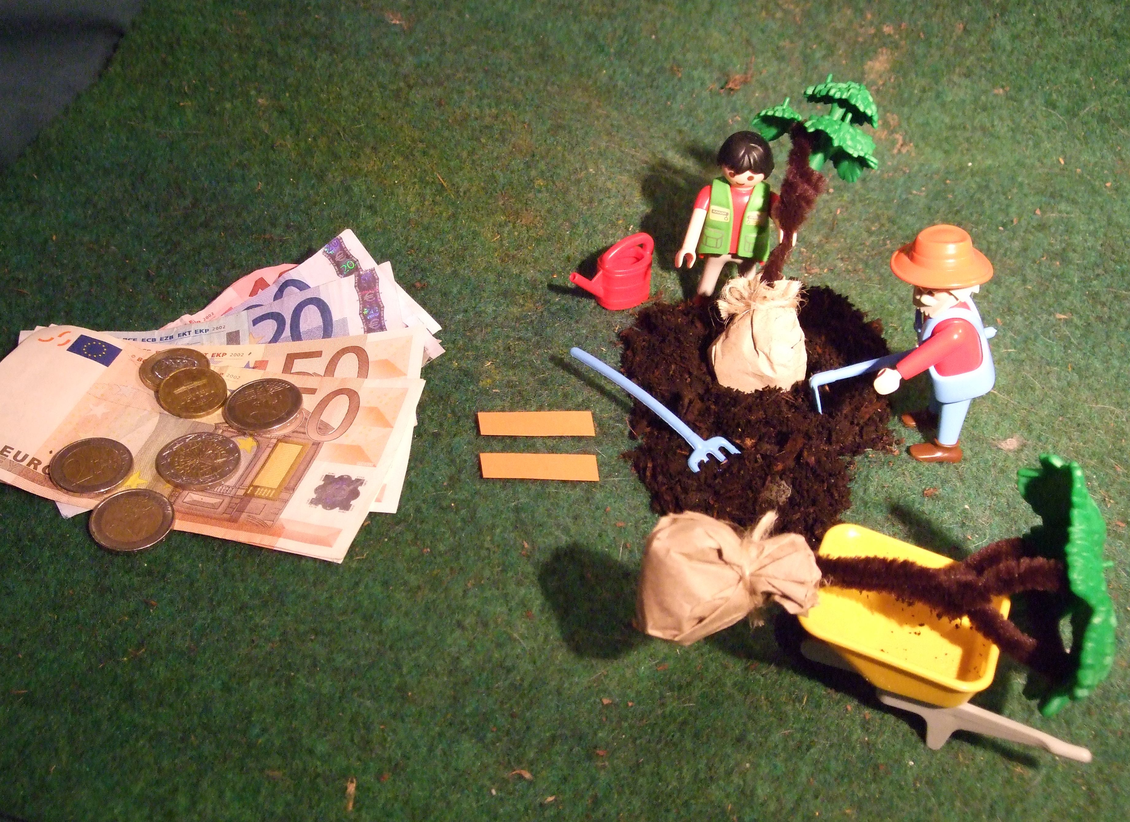 Im linken Teil sind Euro-Geldscheine und Euro-Münzen zu sehen. In der Mitte liegt ein Gleichheitszeichen in Orange. Rechts sieht man zwei Playmobilmänchen, die Bäume pflanzen. Ein Baum ist noch in einer gelben Schubkarre.