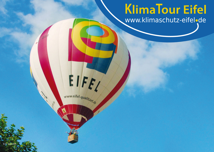 Steigender Heißluftballon mit Eifel-Logo bei blauem Himmel