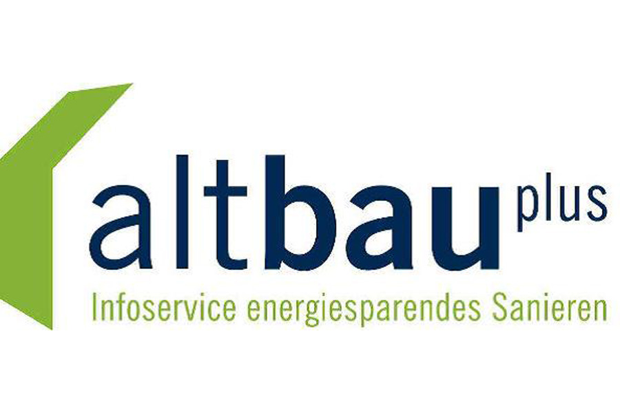 altbau plus Logo, dunkelblauer und grüner Schriftzug auf weißem Hintergrund 