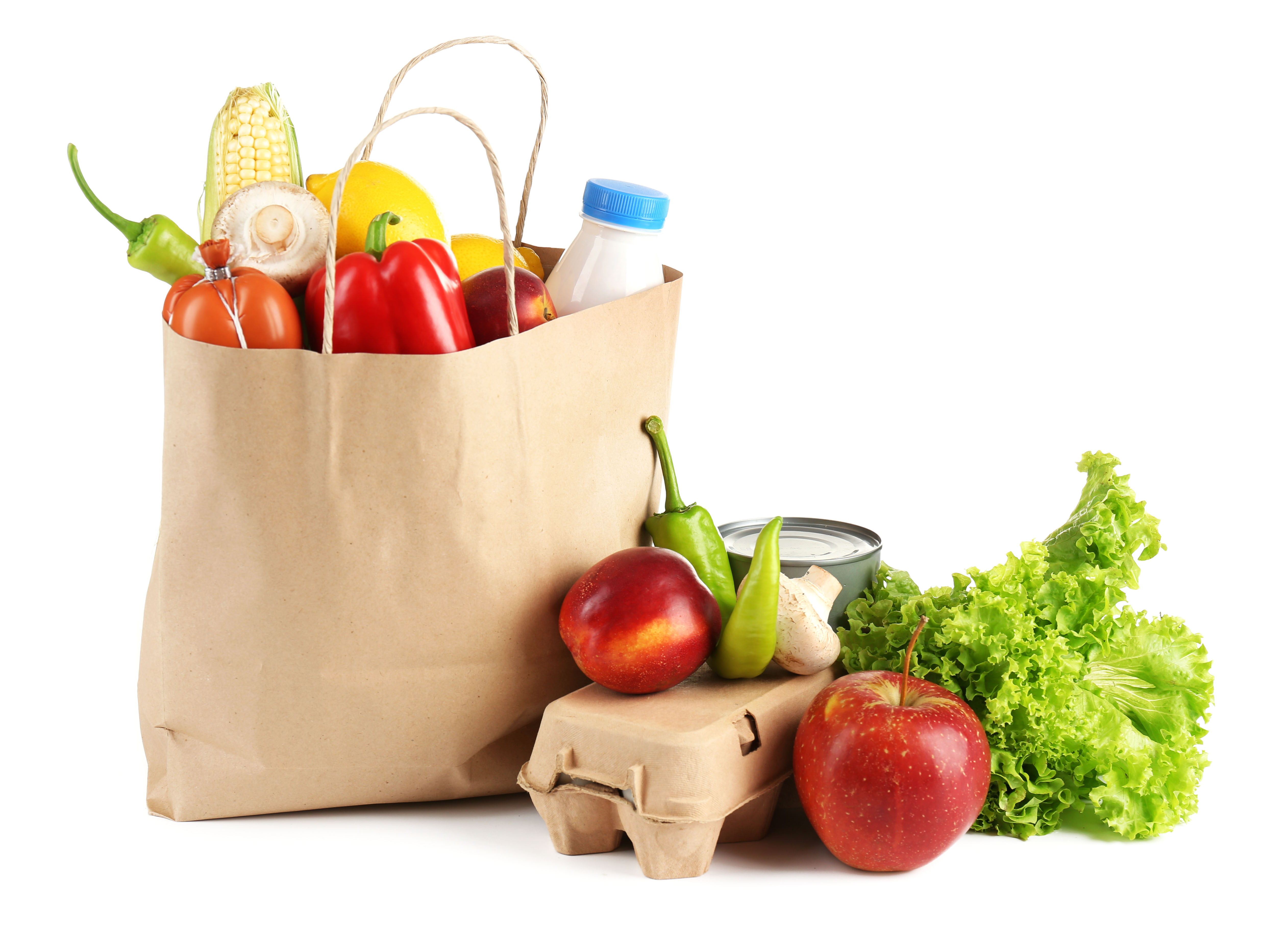 Papiertüte mit Gemüse und Milchflasche, davor liegen eine Eierschachtel, Salat, Äpfel und eine Konservendose m