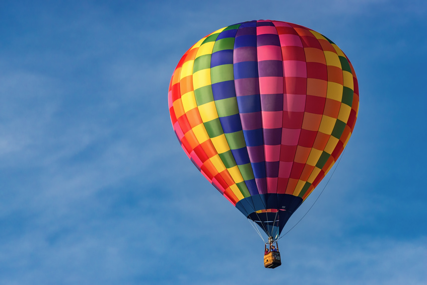 Ein bunter Heißluftballon