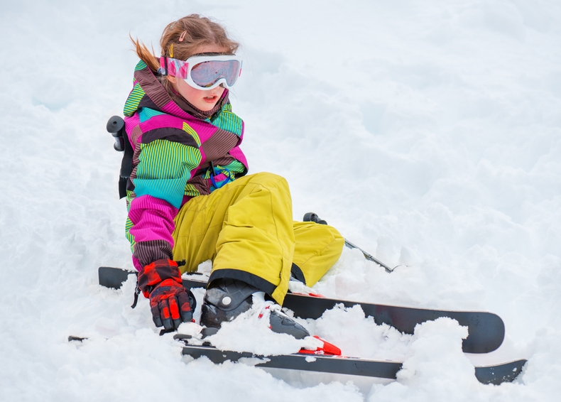 Kind mit Skiern