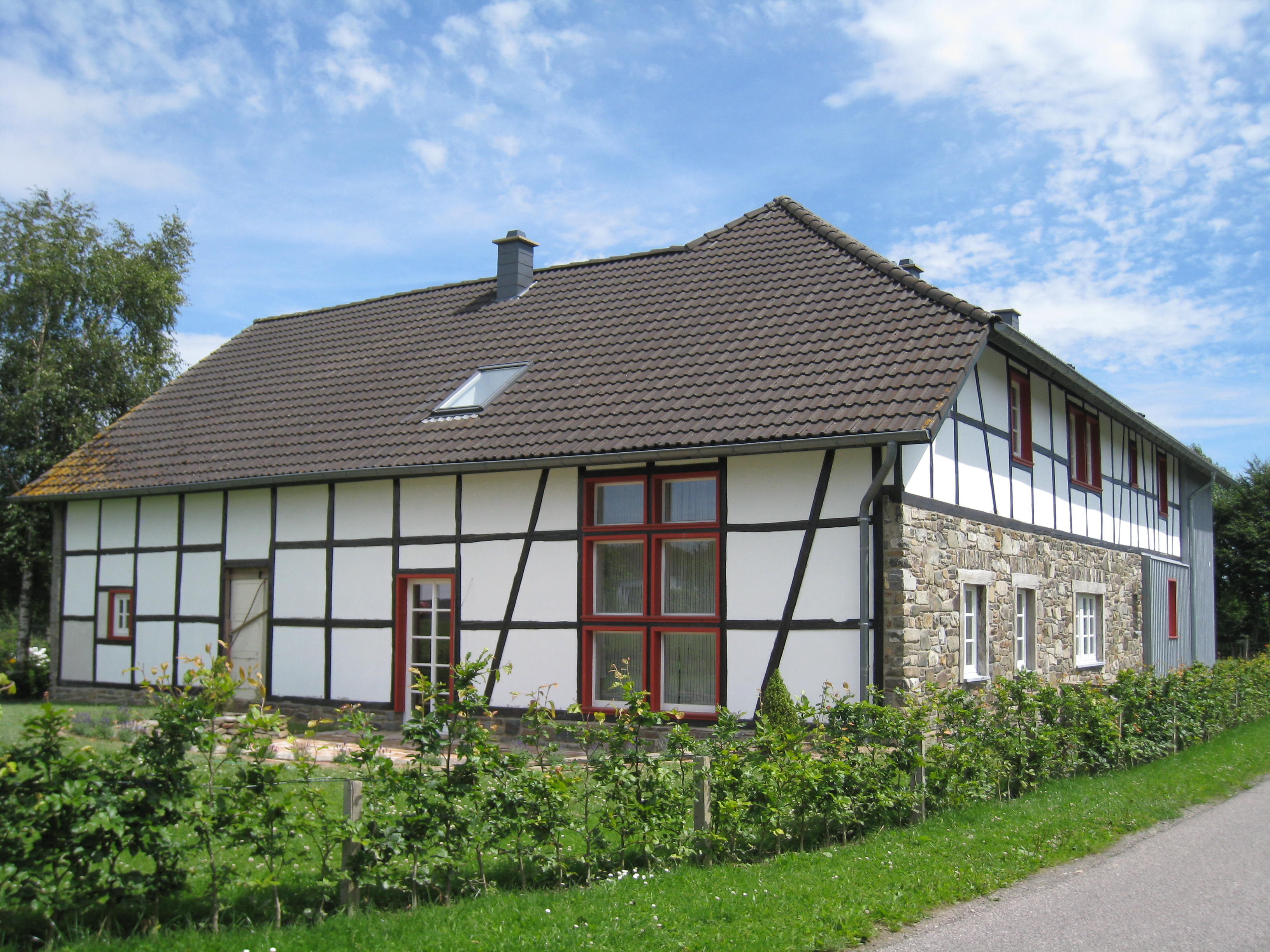 Altes Fachwerkhaus in weiß mit braunen Holzbalken