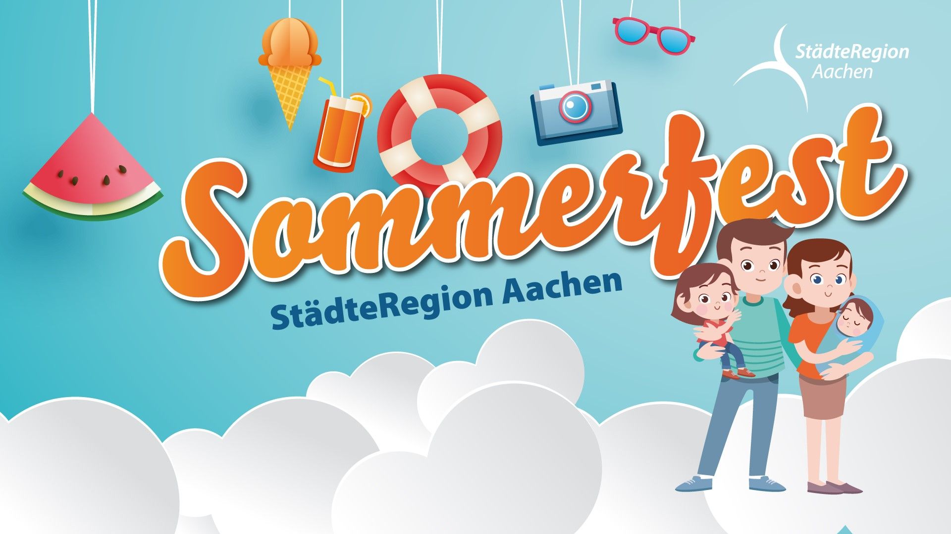 Das Bild enhält den Schriftzug Sommerfest der StädteRegion Aachen. Im Vordergrund steht eine Familie mit Kindern auf Wolken. Über dem Schriftzug hängen an Fäden verschiedenen Sommersymbole z.B. eine Melonenscheibe, ein Fotoapparat, eine Sonnbrille, ein Eis. Das Bild ist im Comicstil dargestellt.