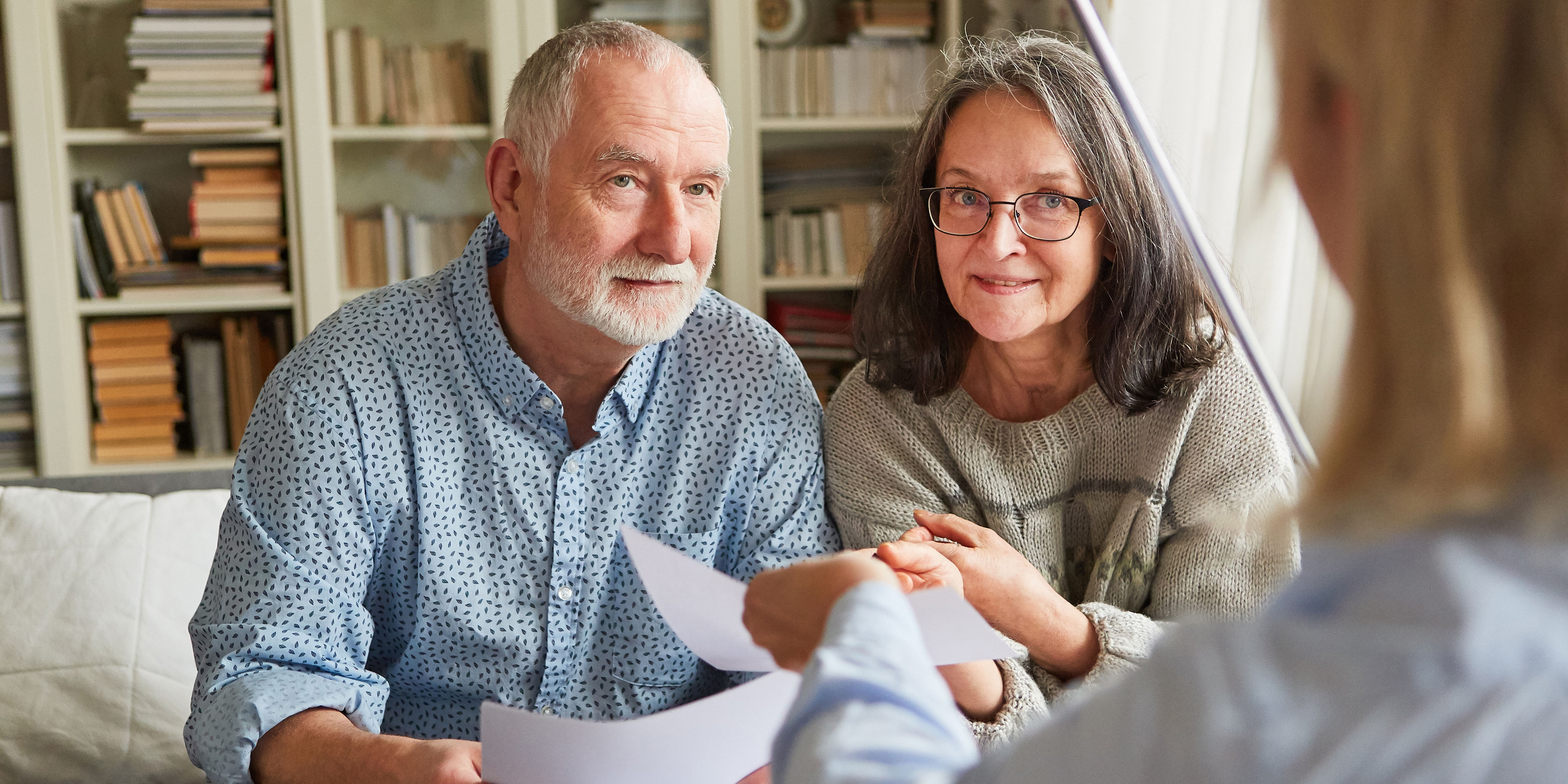Ein Mann und eine Frau nebeneinander