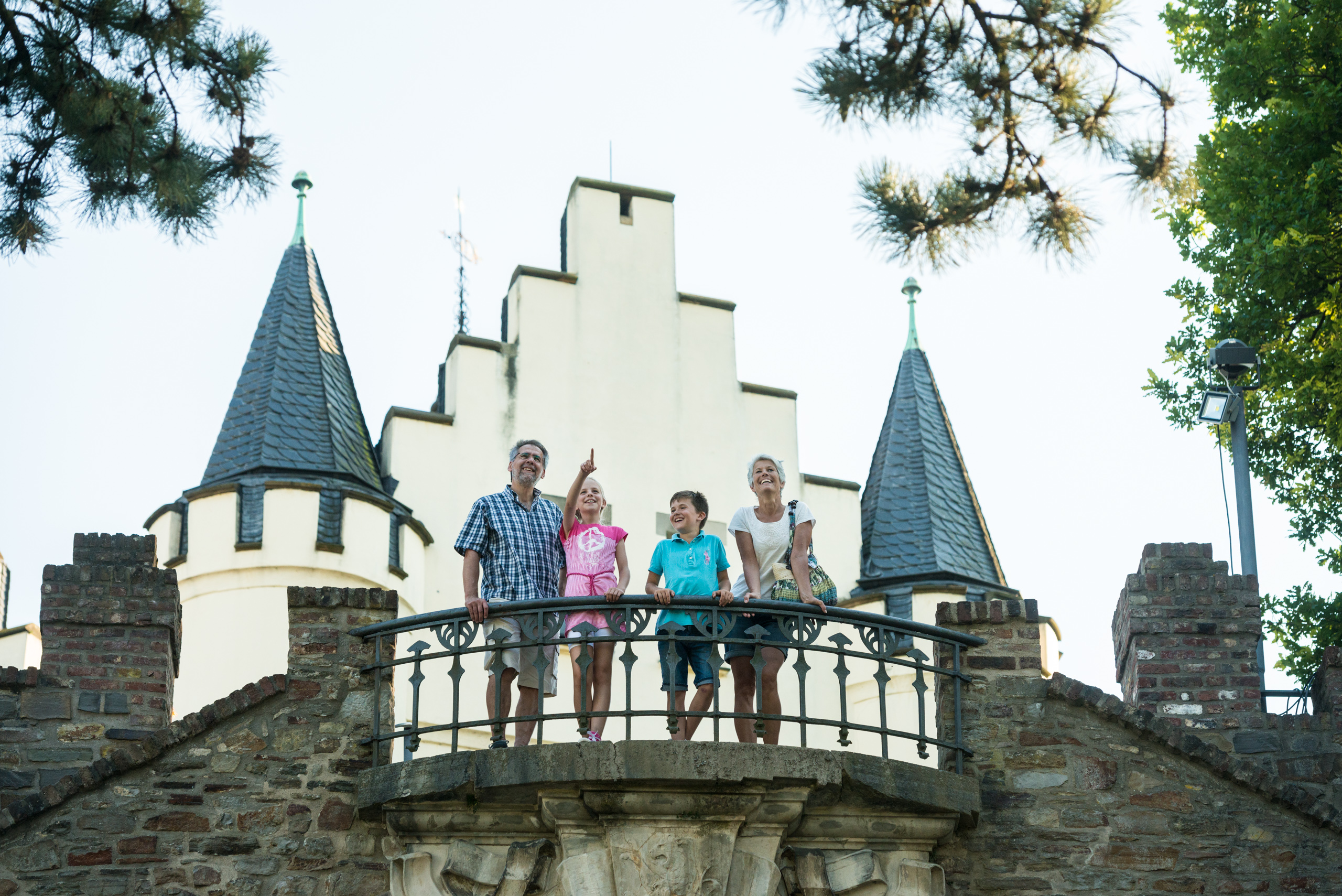 Familie auf Brüstung vor Burg Rode in Herzogenrath