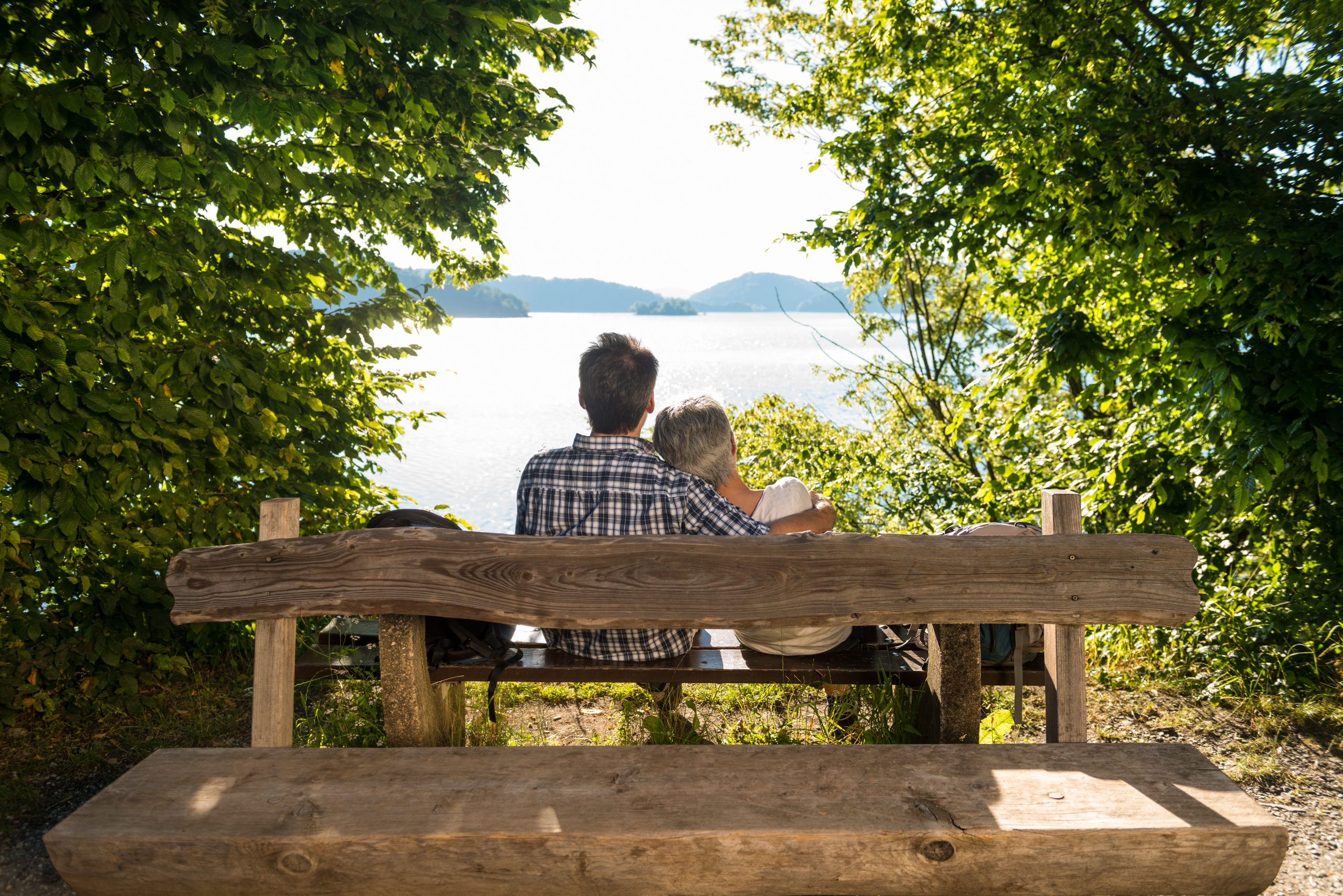 Mann und Frau auf Bank sitzend am Rursee
