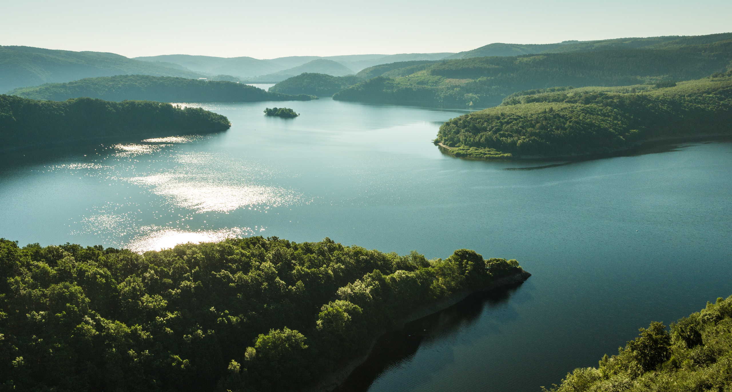 Rursee aus der Vogelperspektive gesehen in der Morgensonne