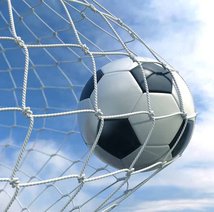 Fußball fliegt in Nahaufnahme ins Tornetz