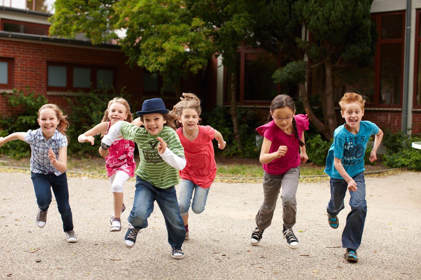 Mehrere Kinder laufen